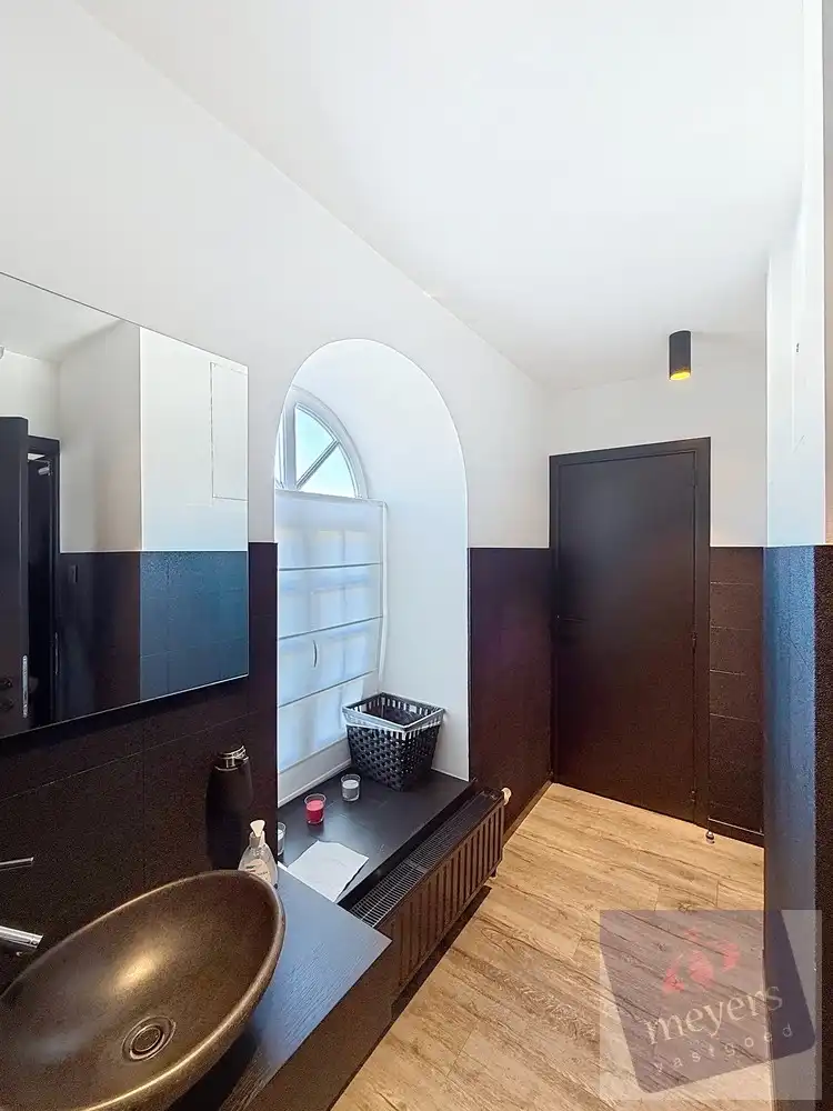 Veelzijdig commercieel pand met 14 parkeerplaatsen op topligging in Hasselt foto 18