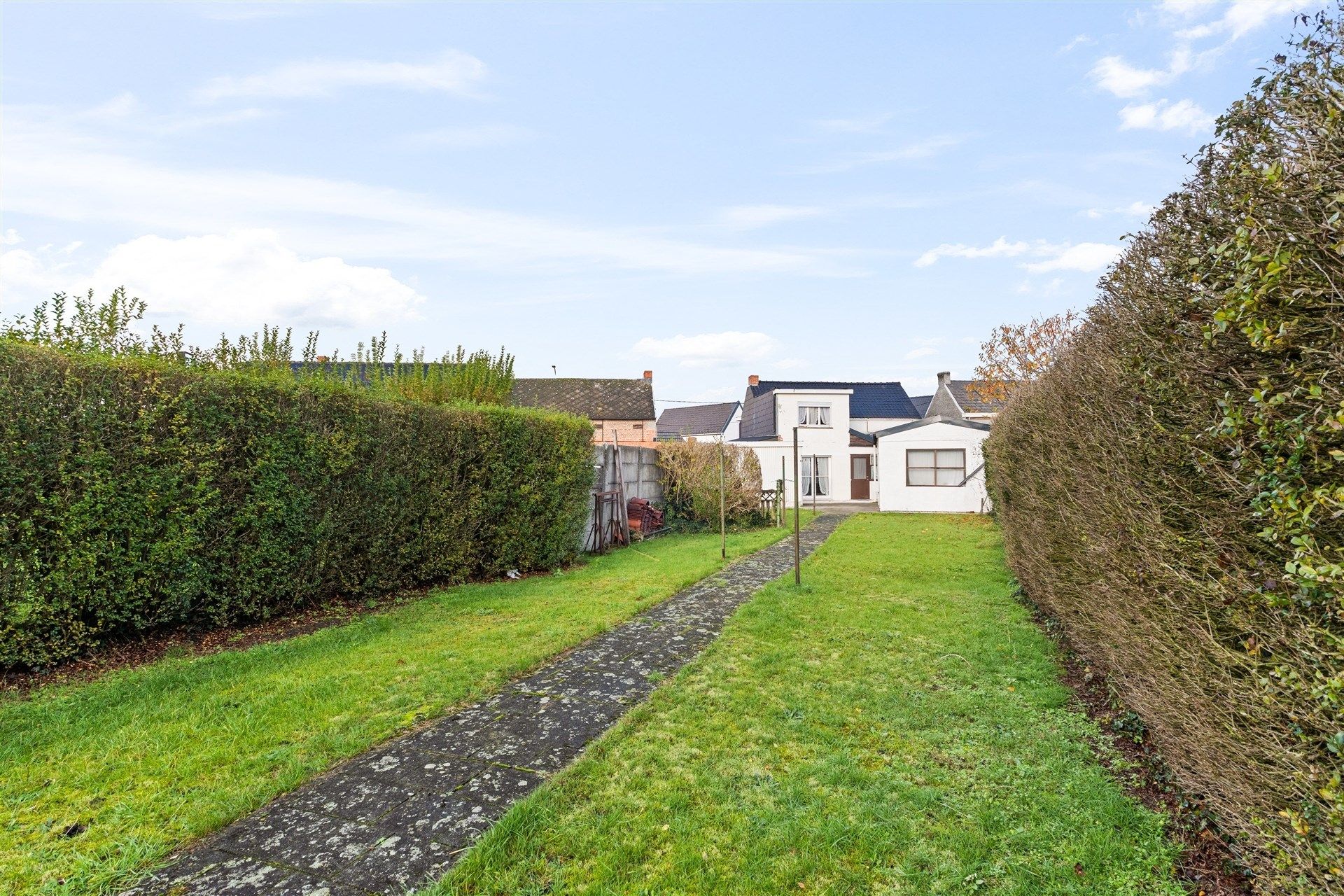 op te knappen woning met leuke tuin en inpandige garage. foto 12