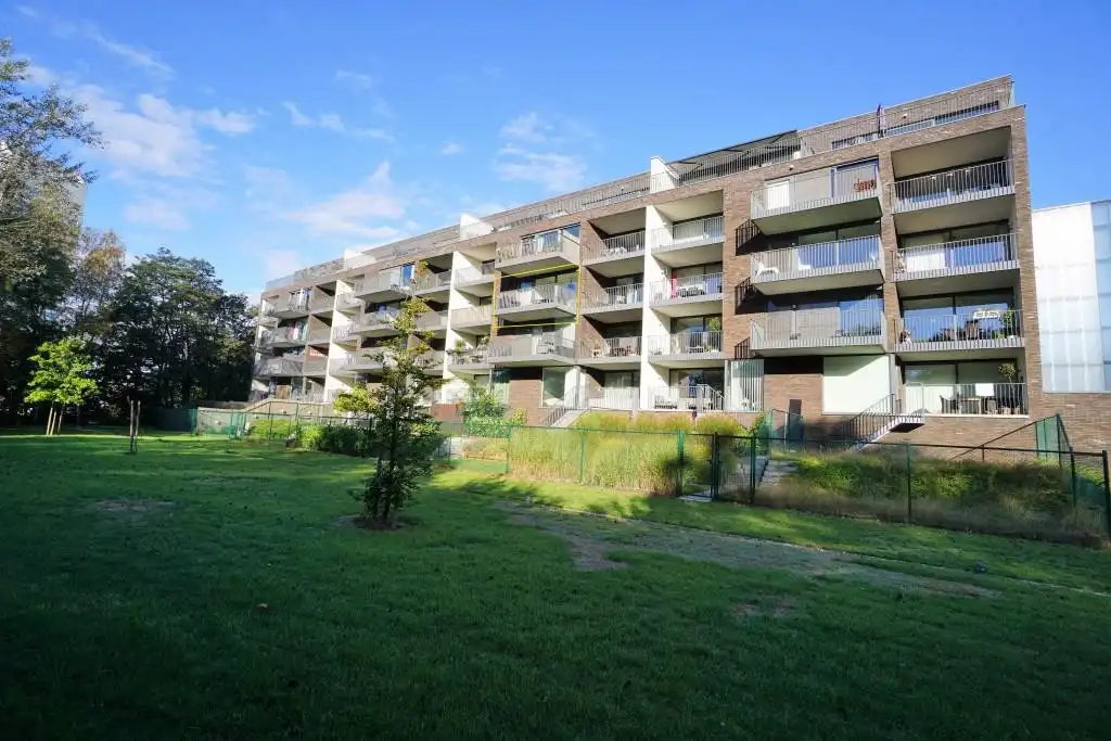 Eénslaapkamerappartement op een derde verdieping mét parkeerplaats en ruim terras (10m2) met zicht op natuur. foto 4
