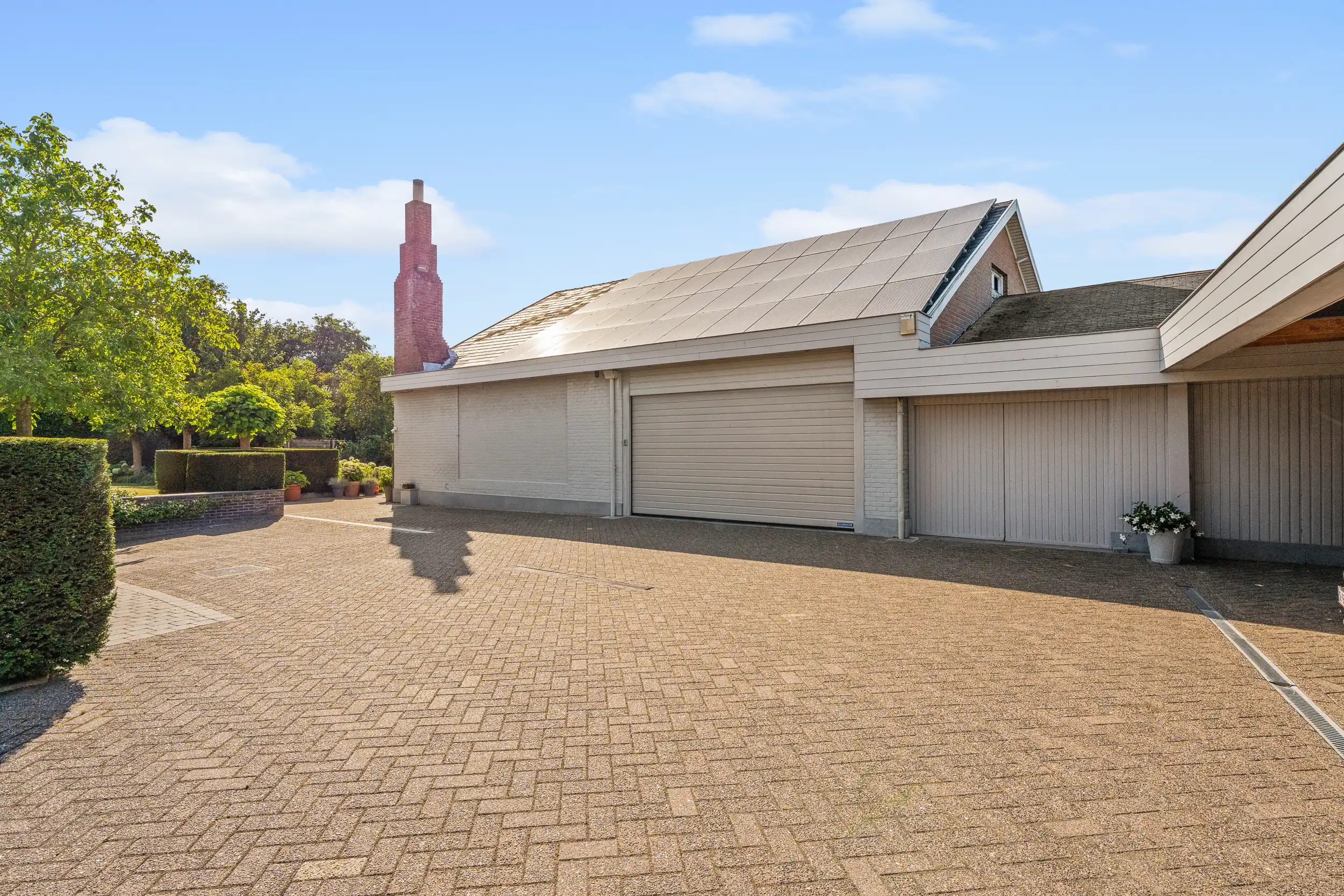 Luxueus gerenoveerde herenwoning  met loods op 2.137m² foto 6