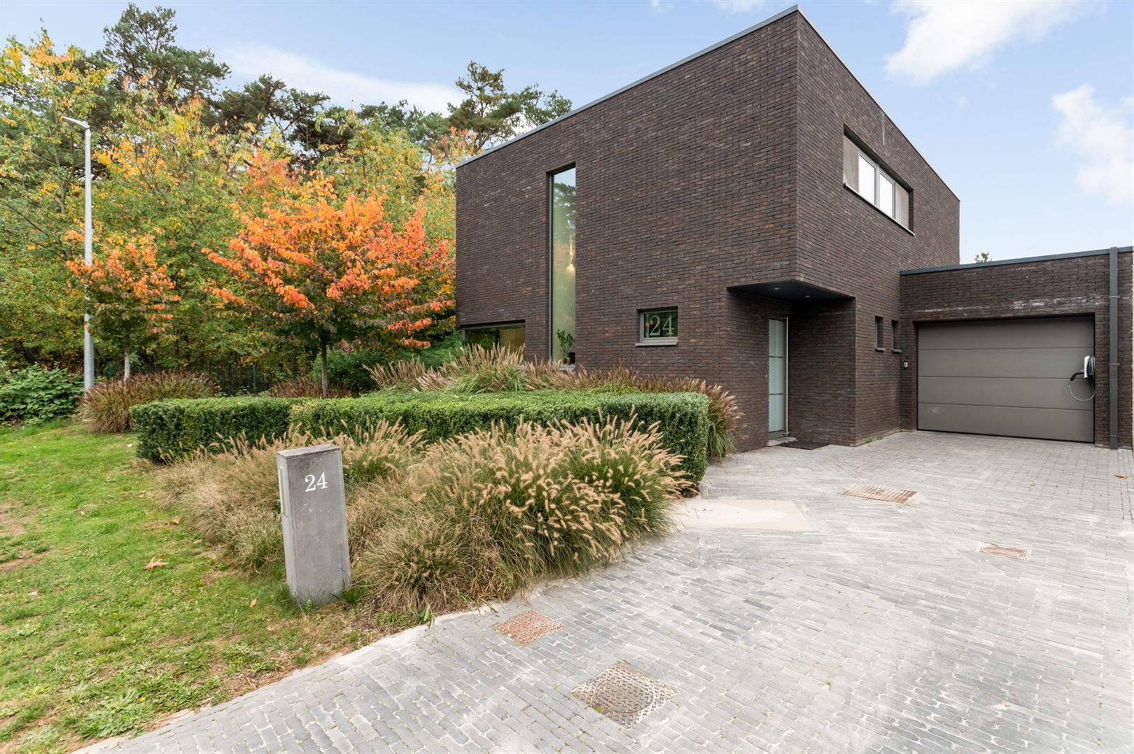 Recente ééngezinswoning op ca. 591m2 met 4 slaapkamers foto {{pictureIndex}}