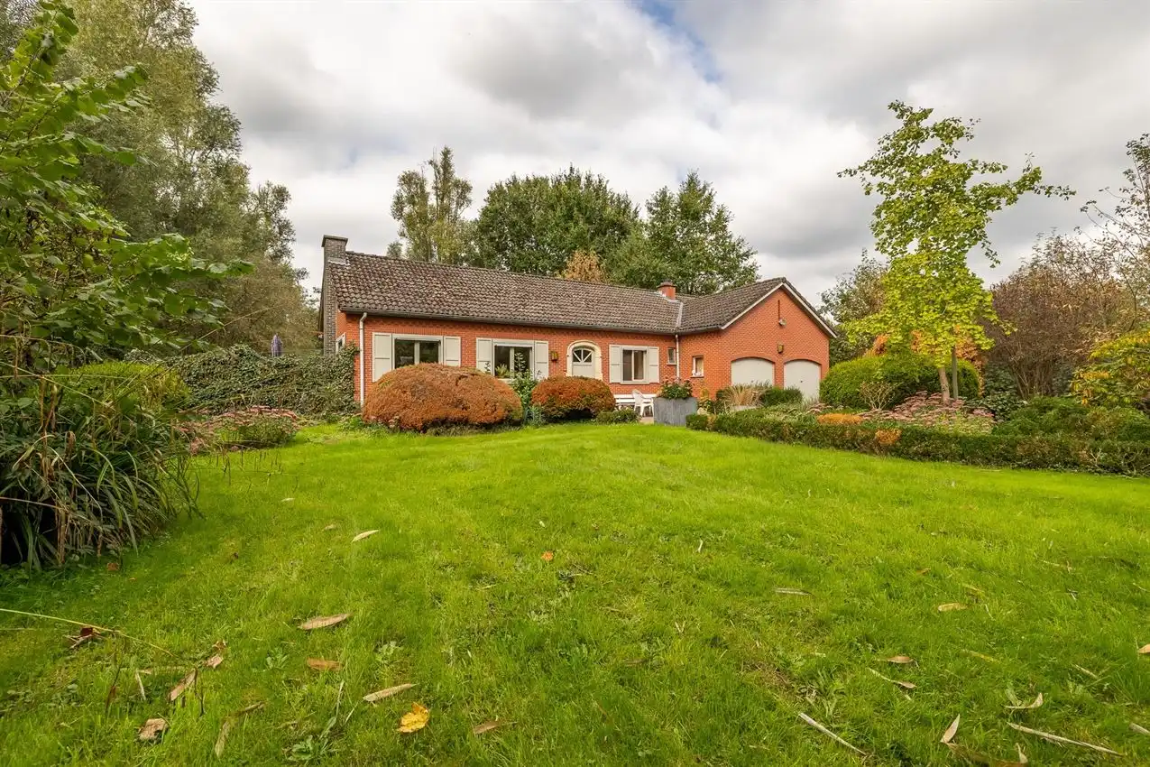 Uniek rustig wonen, helemaal achterin en midden in het groen. foto 2