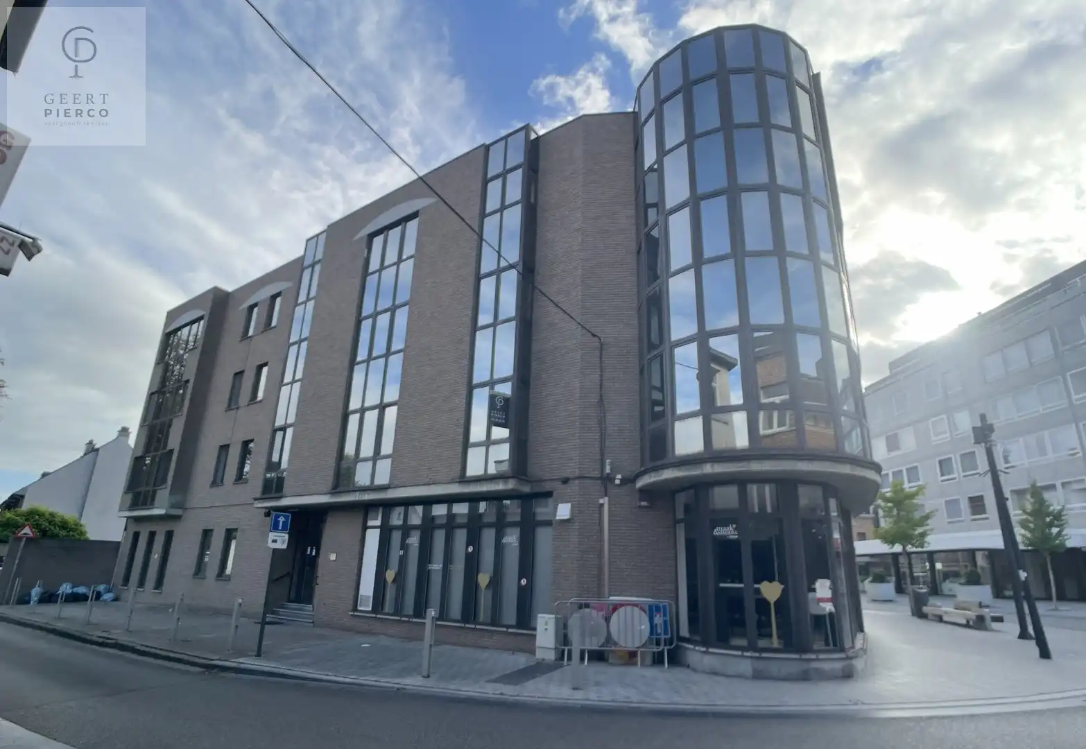 Aan Sint-Anneke 26 bus 101 te Sint-Truiden treffen we dit ruime appartement met drie slaapkamers, twee badkamers en kelder. De centrale ligging (200m van Grote Markt) zorgt voor een optimaal bereik van winkels, station, scholen en eveneens de groene omgeving van de stadsvesten en het stadspark. foto 2