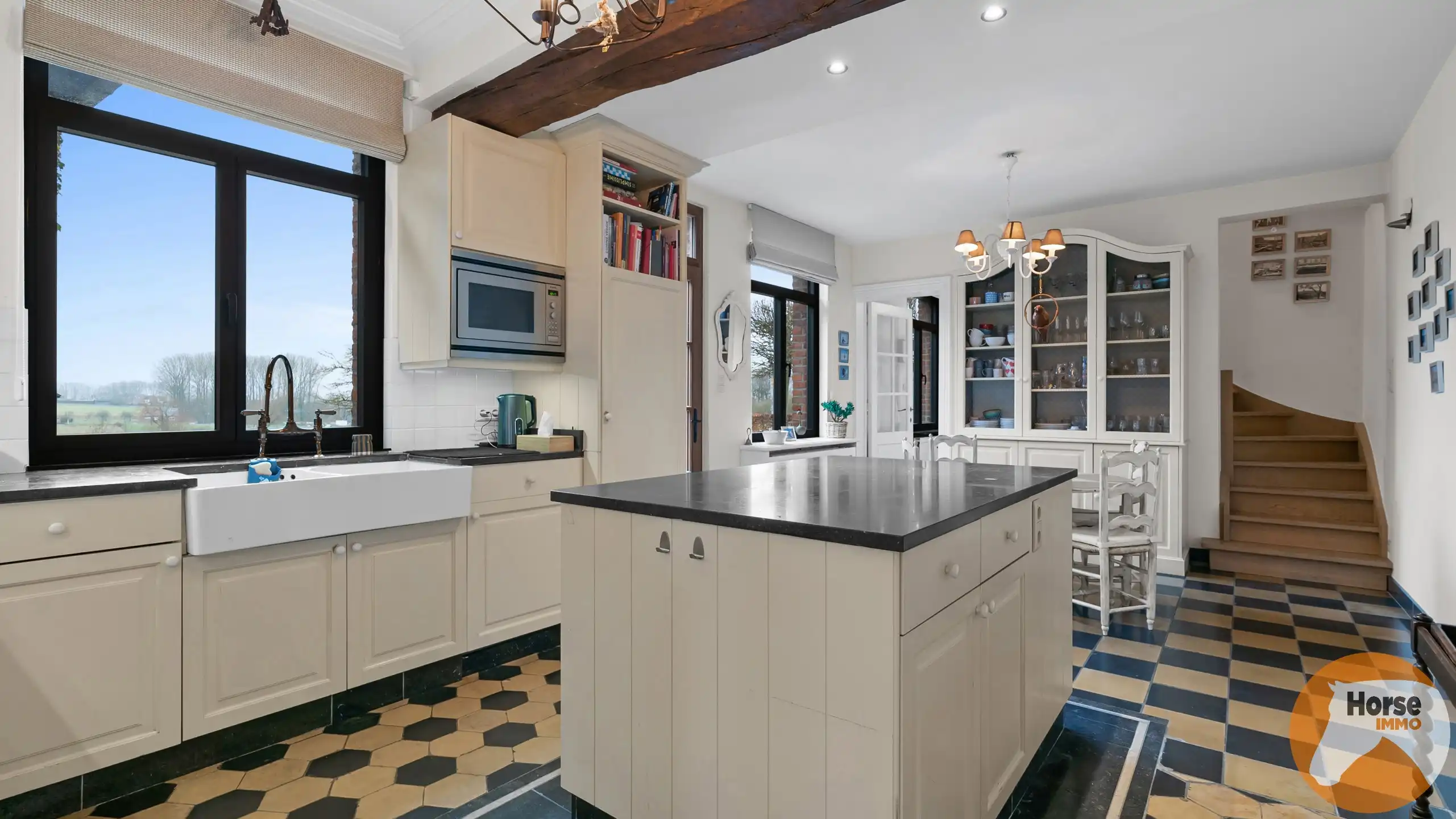 GOOIK - Luxueus afgewerkte hoeve met bijgebouw en weide foto 8