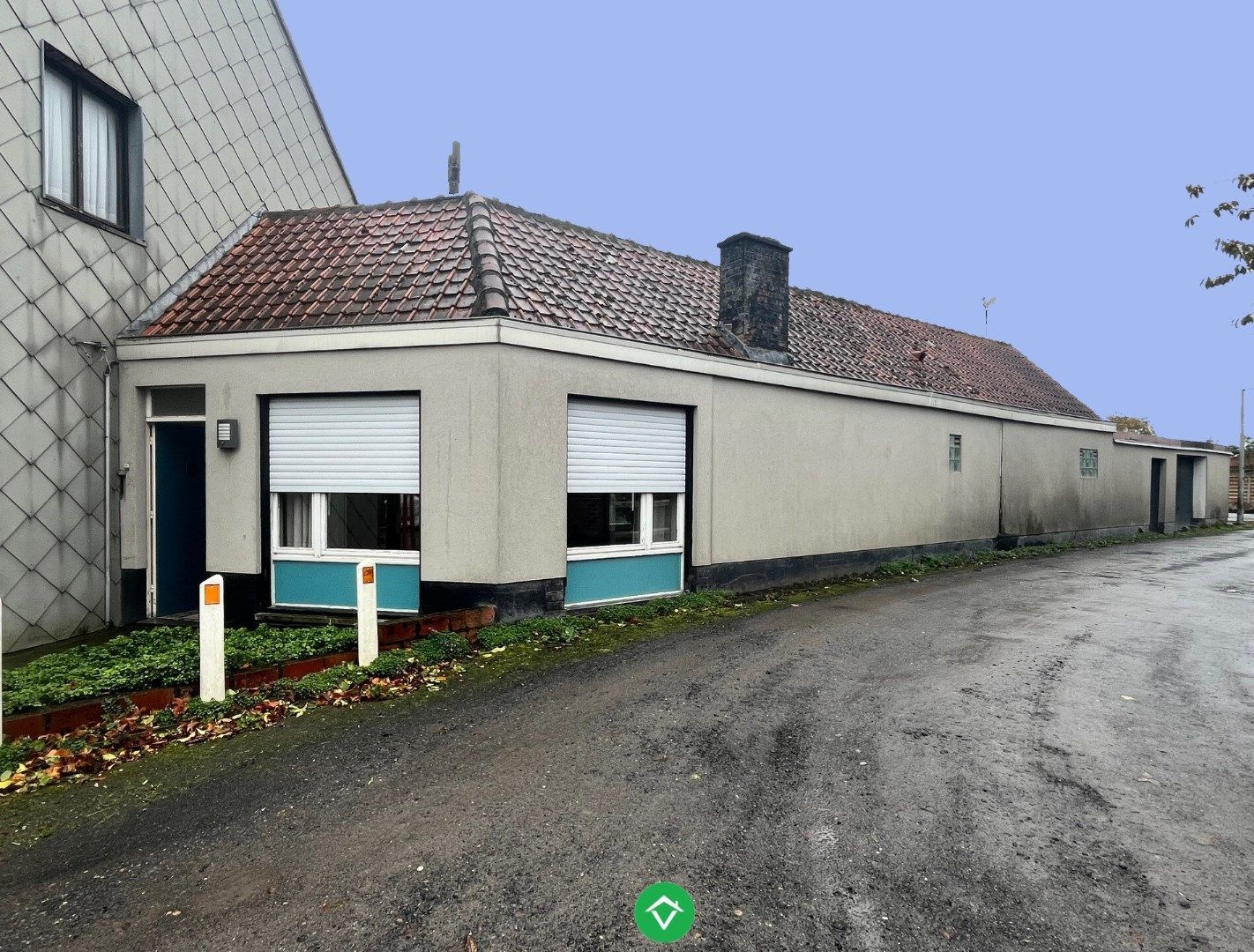 In dorpskom gelegen op te knappen gelijkvloerswoning met tuin, werkplaats en garage foto 1