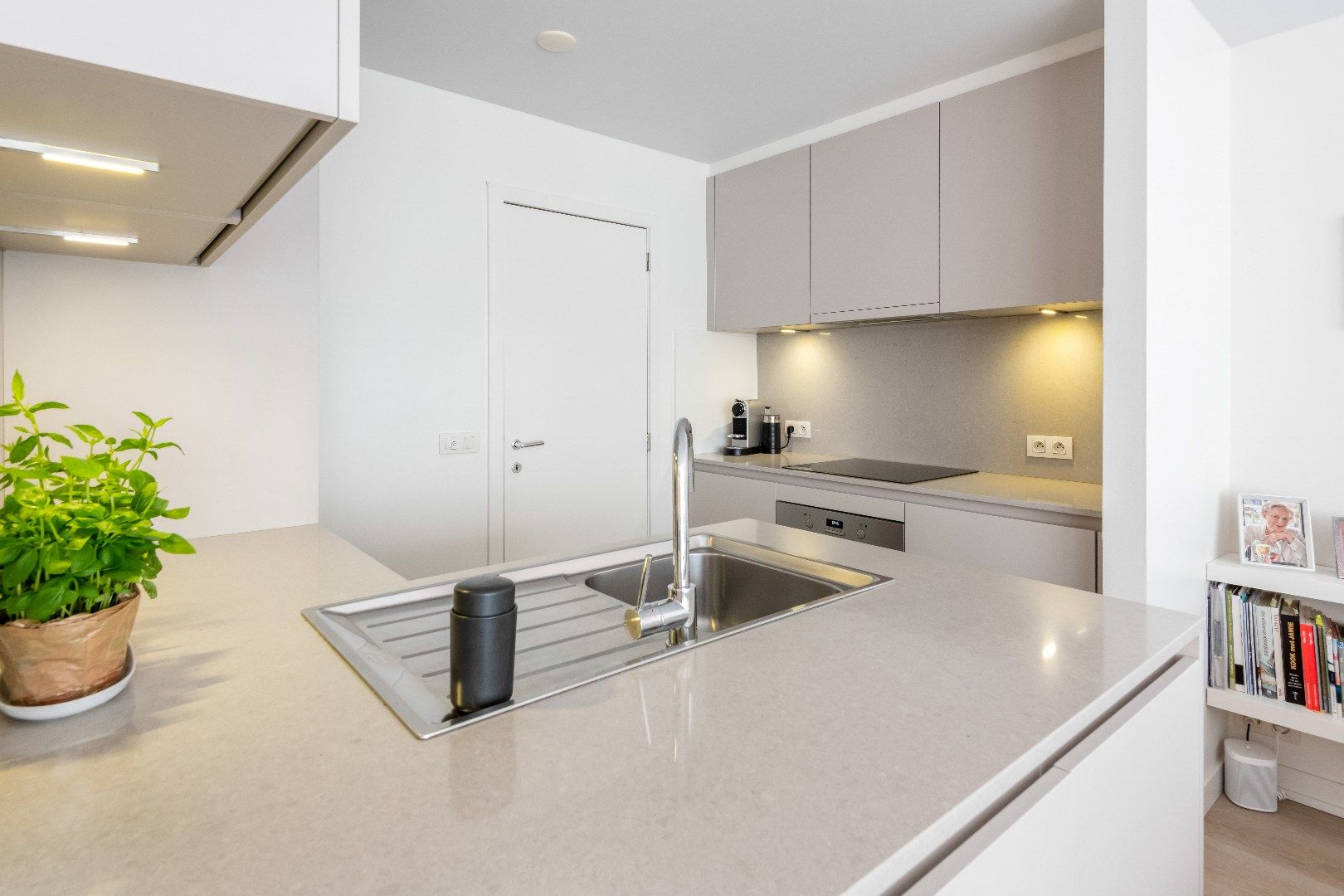 Instapklaar 3-slaapkamer appartement gelegen op de Paul Parmentierlaan vlakbij de winkels van de Lippenslaan. foto 12