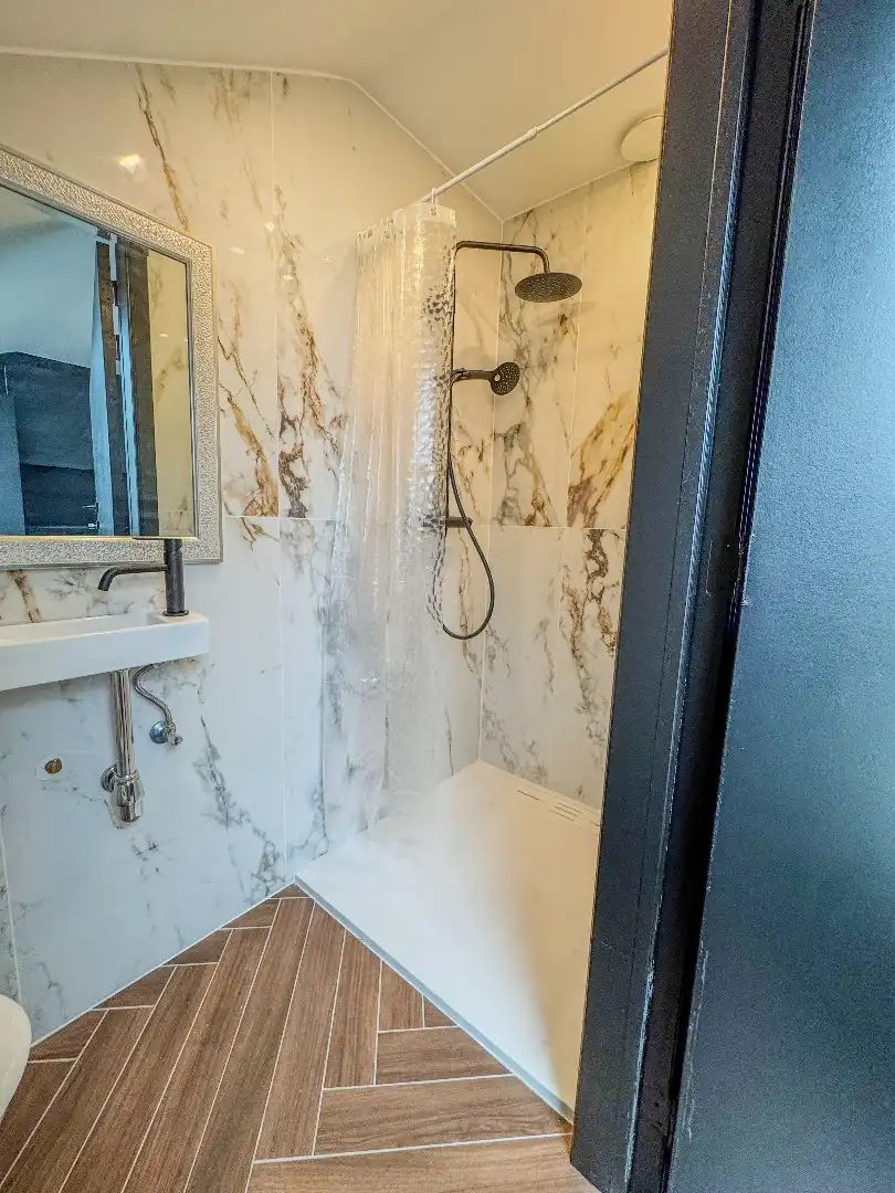 Gerenoveerde & bemeubelde studio te huur in centrum Leuven foto 12