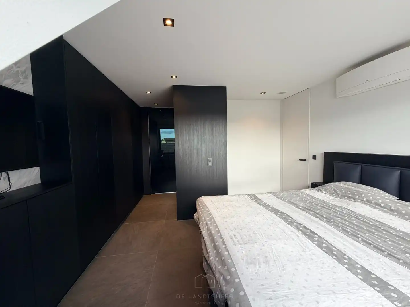 Stijlvol dakappartement met 3 slaapkamers, 2 badkamers en uitzonderlijk veel maatwerk foto 26