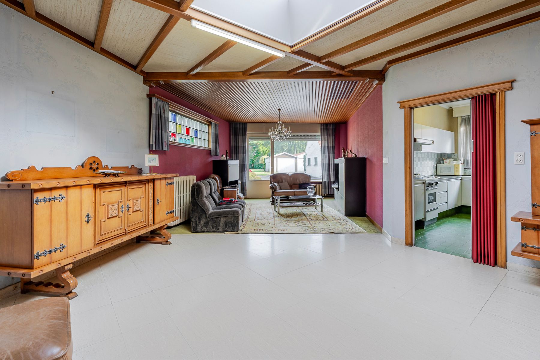 Ruime woning met meerdere bijgebouwen foto 7