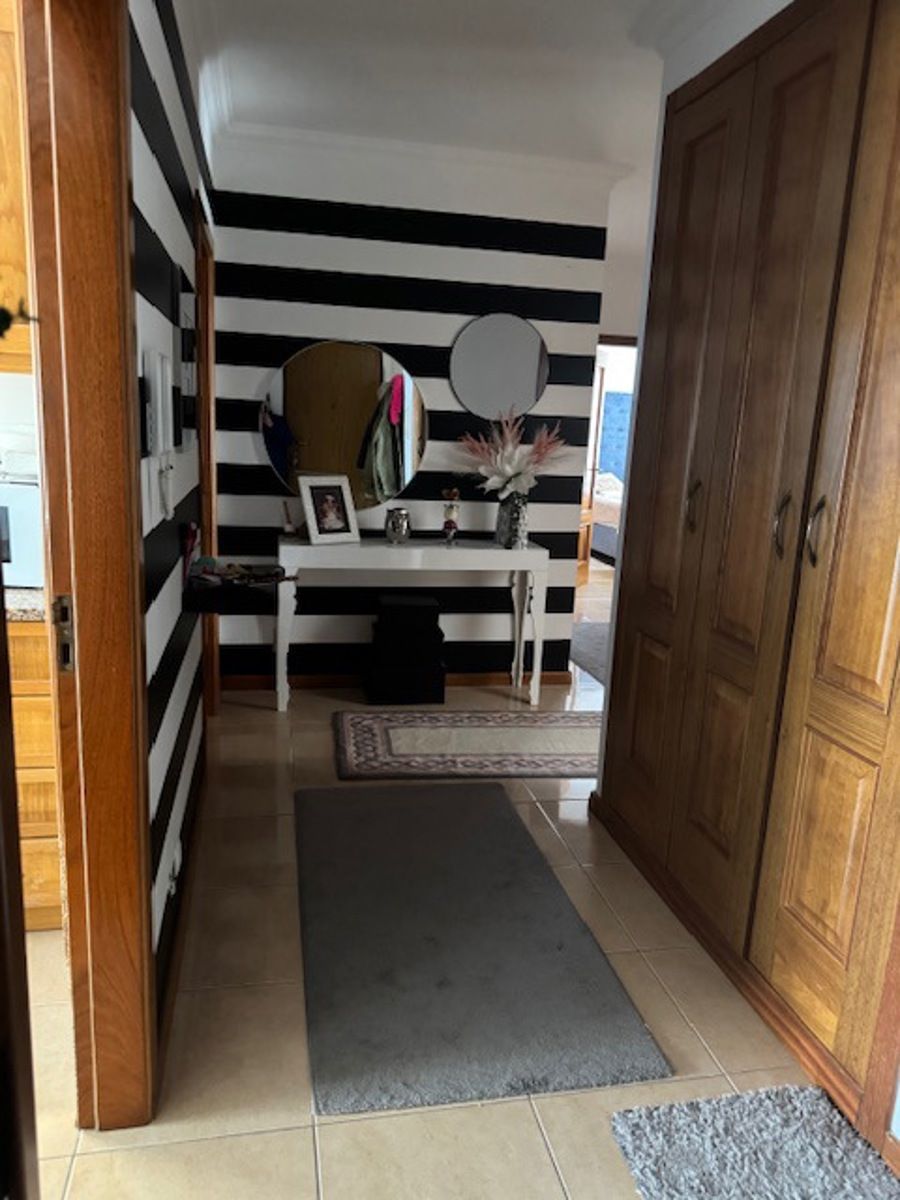 Ruim appartement met 3 slaapkamers en 2 badkamers op wandelafstand van het strand in Nazaré. foto {{pictureIndex}}