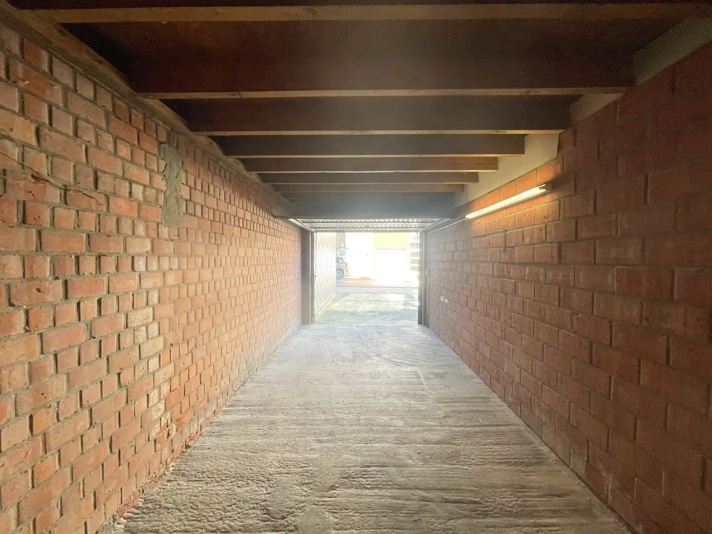 Gerenoveerde woning met 2 slaapkamers, terras, garage & staanplaats te Roeselare! foto 21