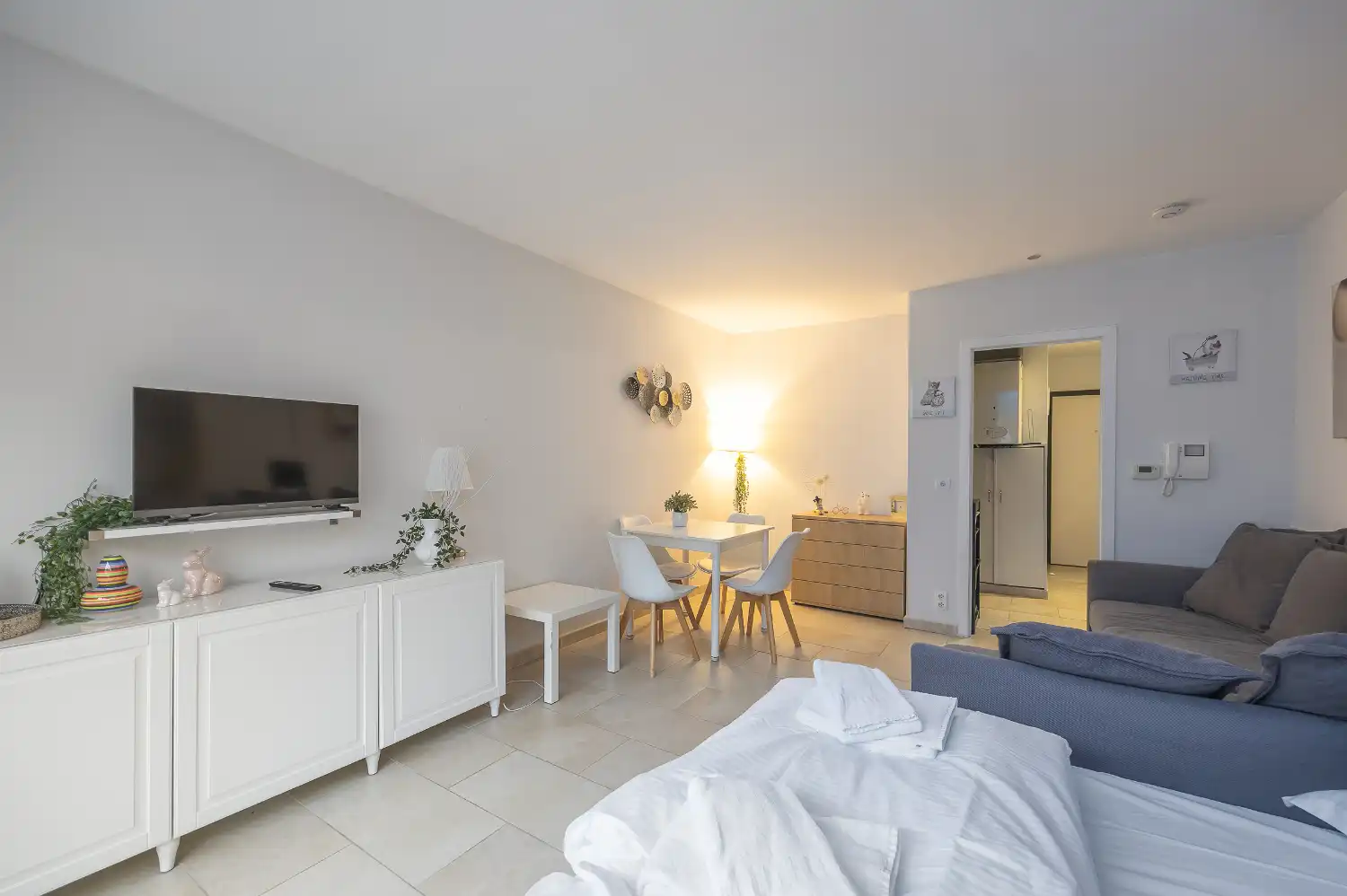 Gemeubelde studio te huur op steenworp van het strand foto 3