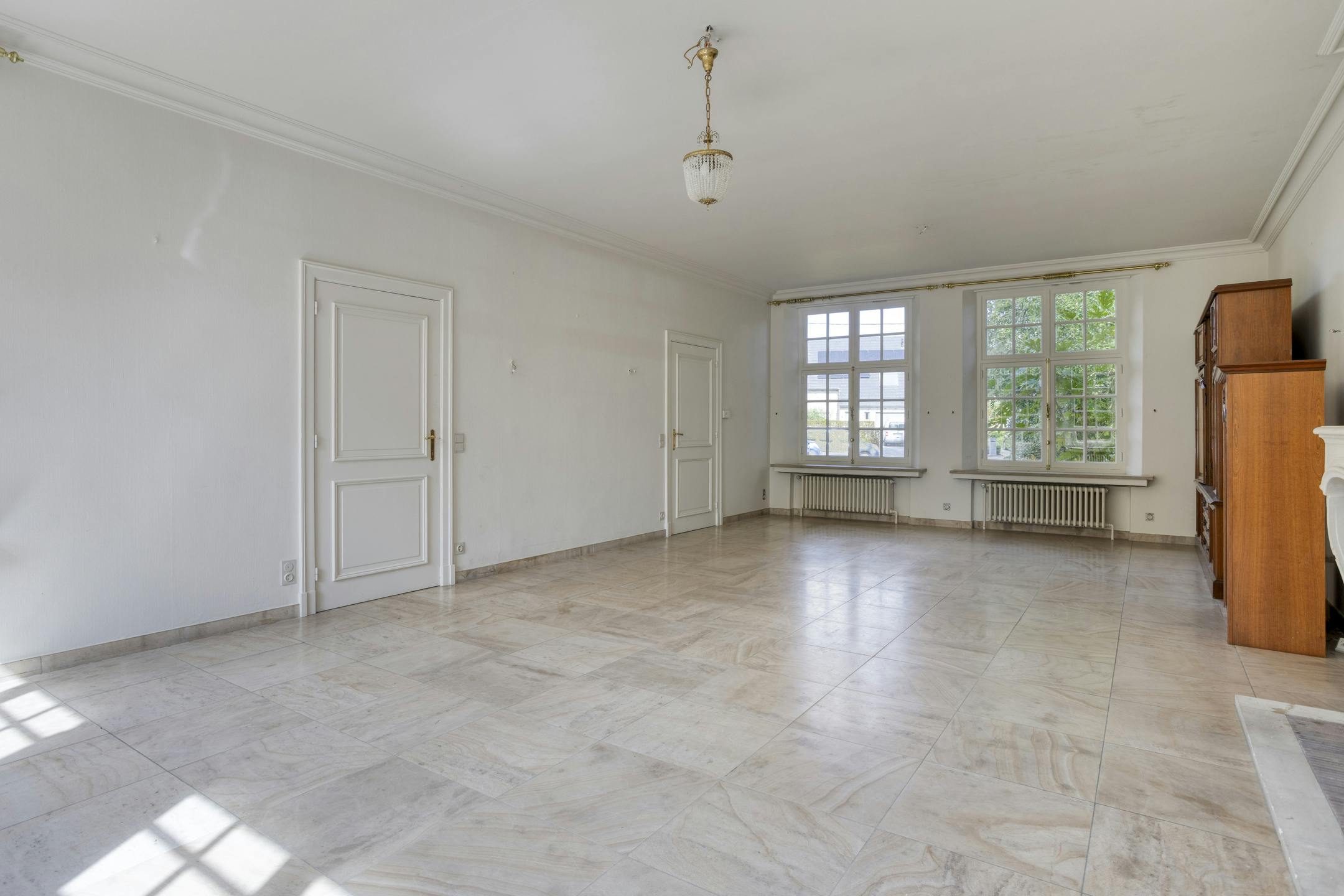 Unieke villa te koop in Zwevezele met prachtige tuin foto 5