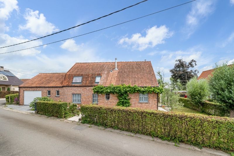 Hoofdfoto van de publicatie: Landelijke woning met schuur op 816m² nabij Knesselare