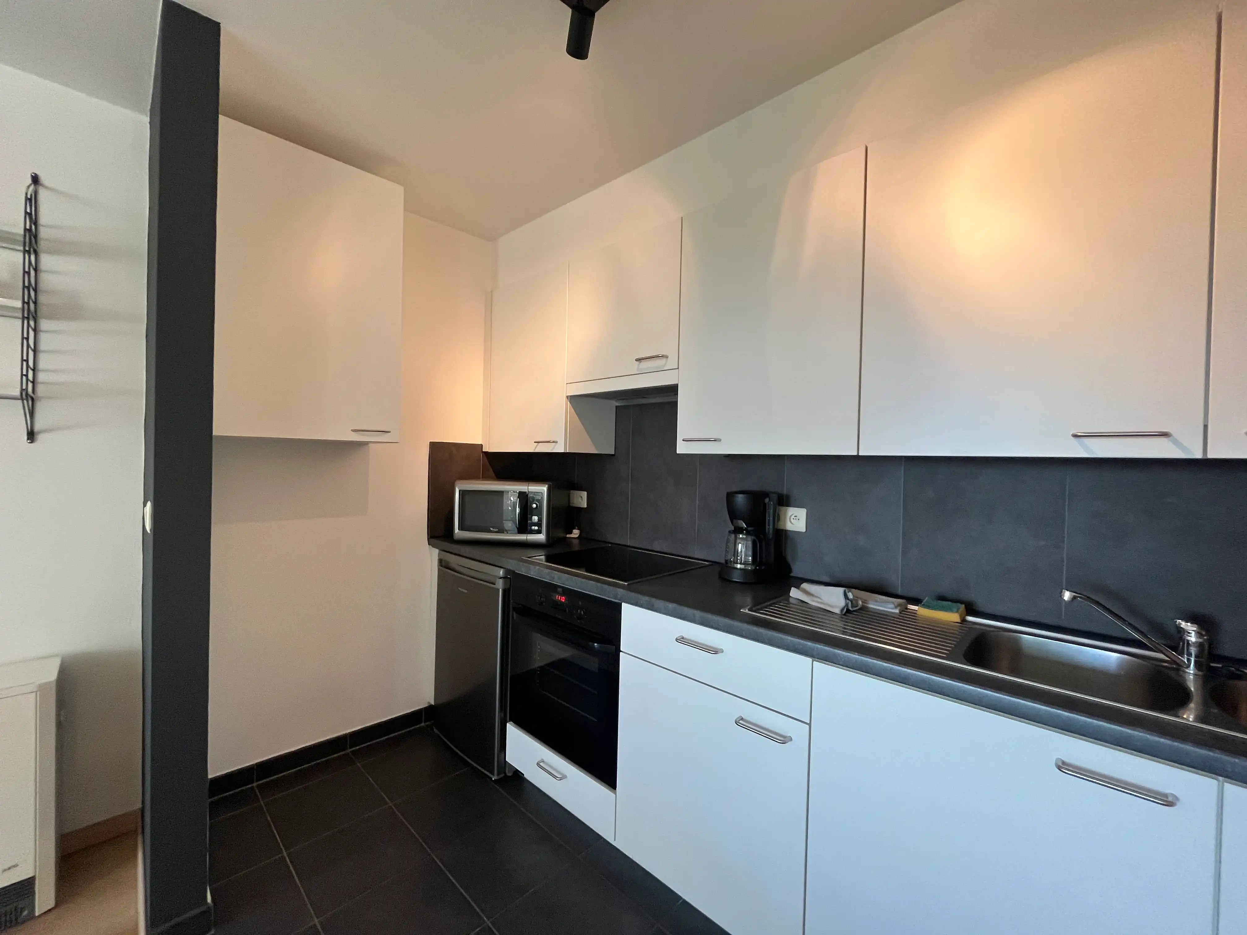 Gemeubeld appartement met terras en 1 slaapkamer in de Tijdokstraat foto 7