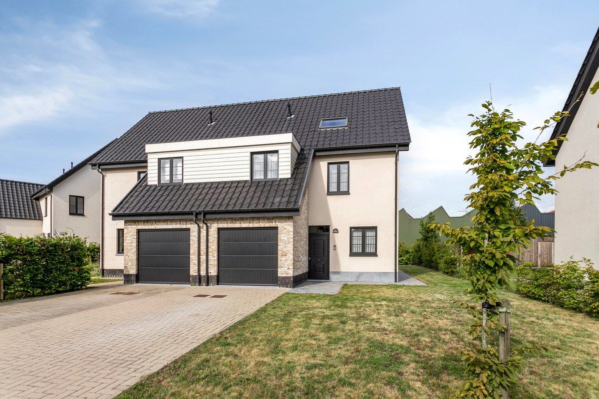 Recente halfopen woning met 4 slaapkamers en garage! foto {{pictureIndex}}