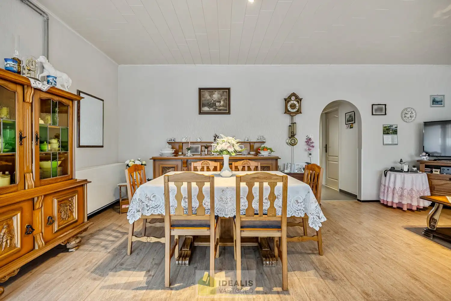 IDEALIS VASTGOED - GELIJKVLOERS APPARTEMENT IN HET CENTRUM VAN KAULILLE, BOCHOLT! Dit appartement van het bouwjaar 1972 biedt u een ruime keuken met aangrenzend bijkeuken met extra opbergruimte, een heerlijke woonkamer met grote glaspartijen, fijne slaapkamer, terras en privatieve garagebox. Dé unieke kans voor kandidaten op zoek naar een appartement op een aangename locatie vlakbij het centrum van Bocholt!! foto 9
