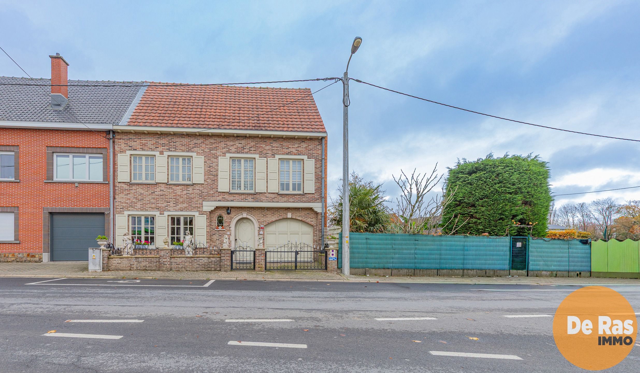 HAALTERT- Ruime woning met bouwgrond  foto {{pictureIndex}}