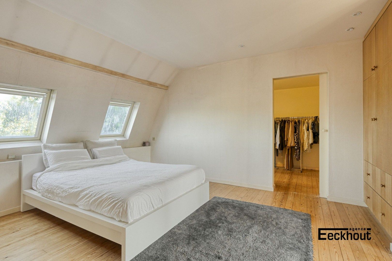 Ruime halfopen woning met prachtige aangelegde tuin en carport voor 2 wagens! foto 22