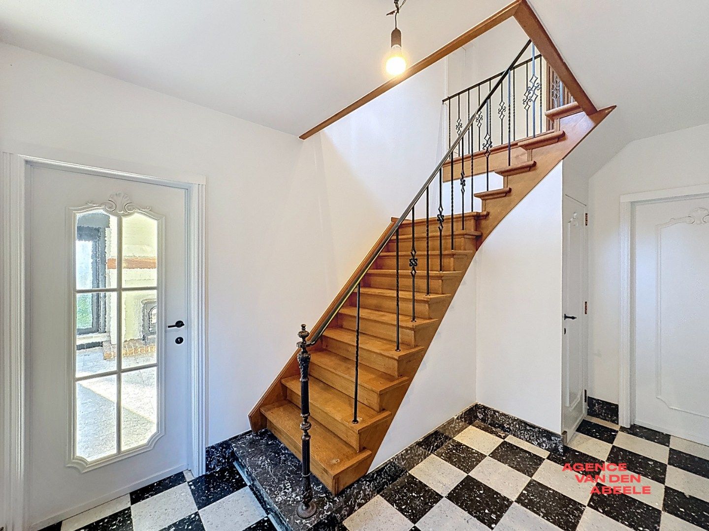 Ruime alleenstaande villa met grote tuin en veranda foto 8