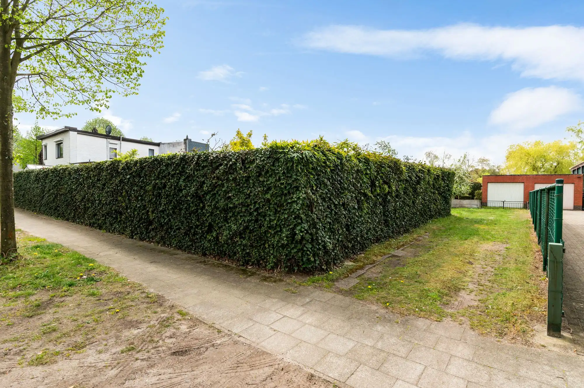 Te renoveren gezinswoning met leuke tuin en 2 garages op topligging in Brasschaat! foto 27
