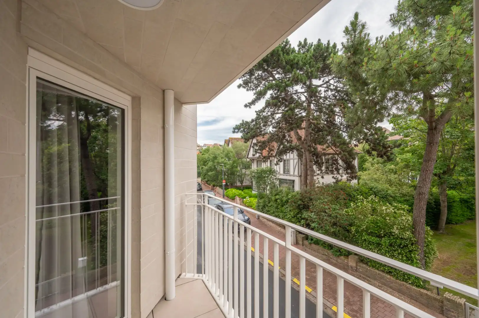 Uitzonderlijk breed appartement met aangenaam zicht op groen en villa's van Het Zoute, gelegen in residentie tussen Driehoeksplein en Ijzerzerpark. foto 6