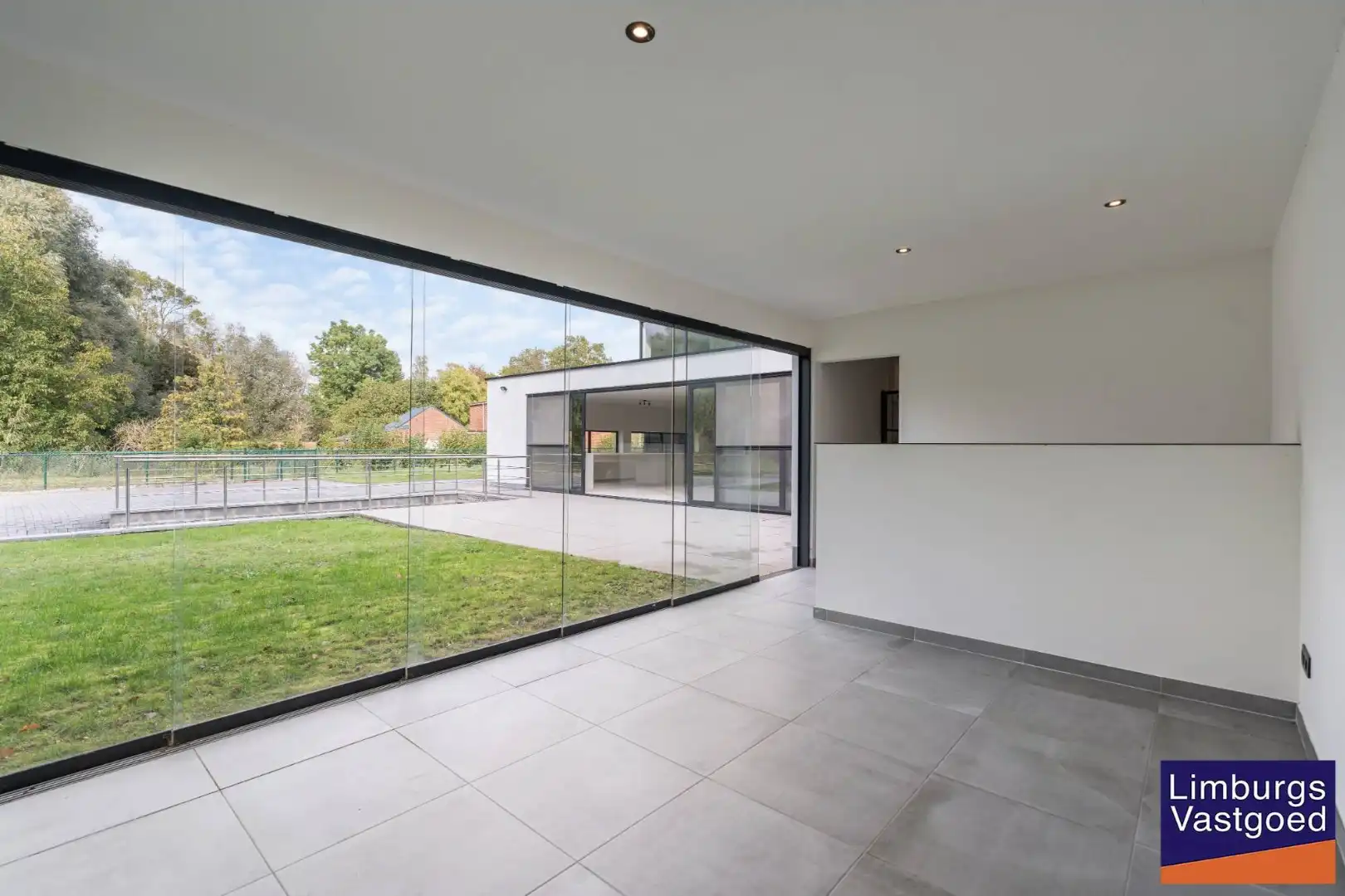 Exclusieve woning met praktijkruimte en zicht op weilanden foto 15