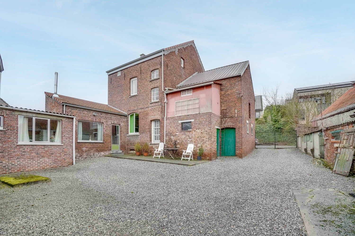 Hoevewoning met stallen een grote loods foto 29