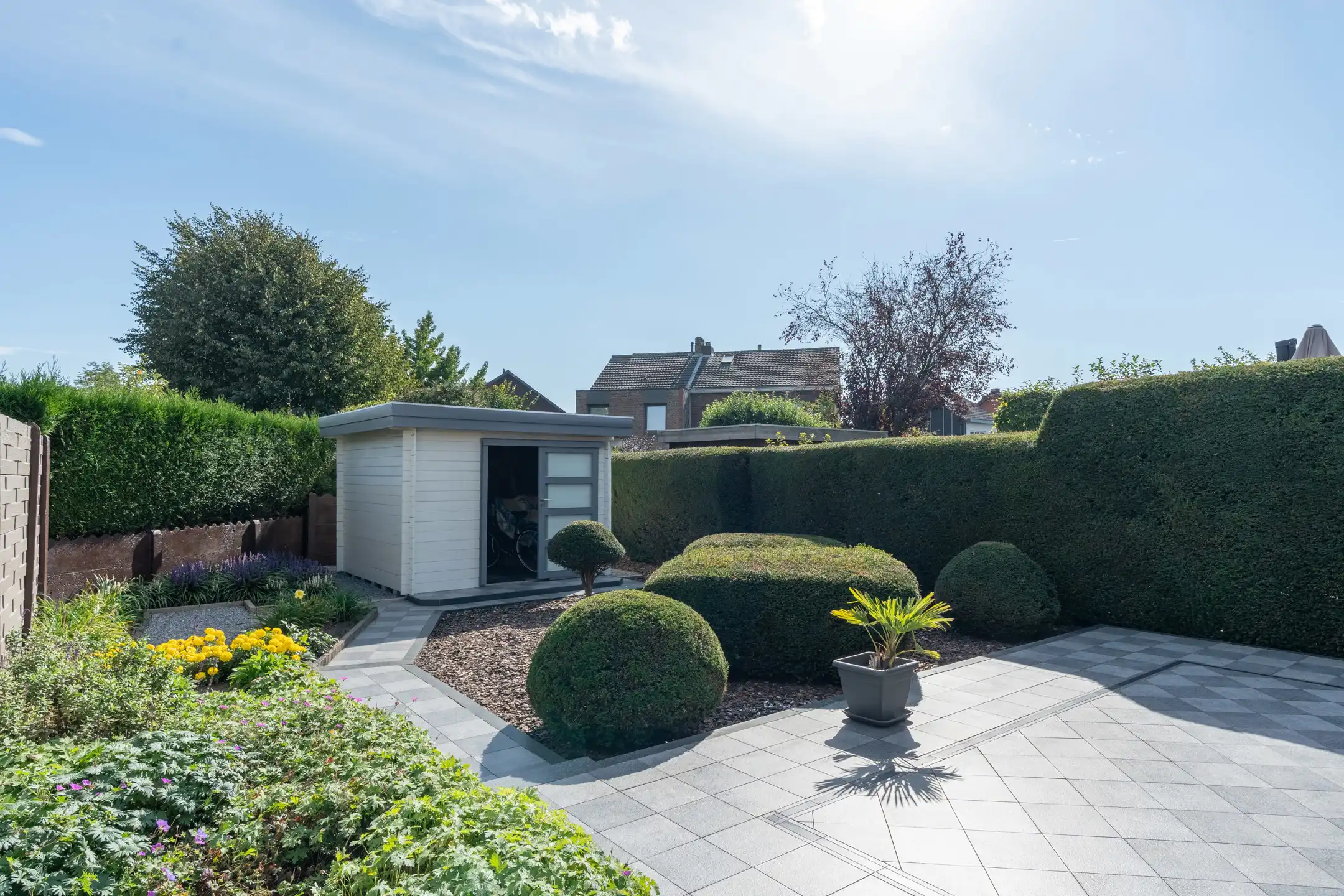 Gunstig gelegen instapklare woning met 2-3 slpks en garage foto 2