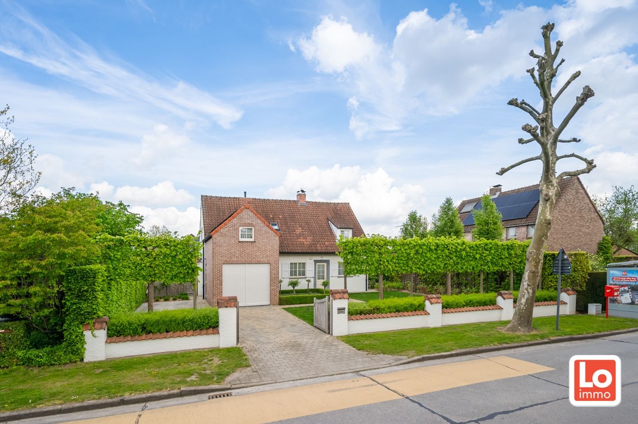 Charmante alleenstaande woning met inpandige garage op een zeer goede locatie in Oostakker. foto {{pictureIndex}}