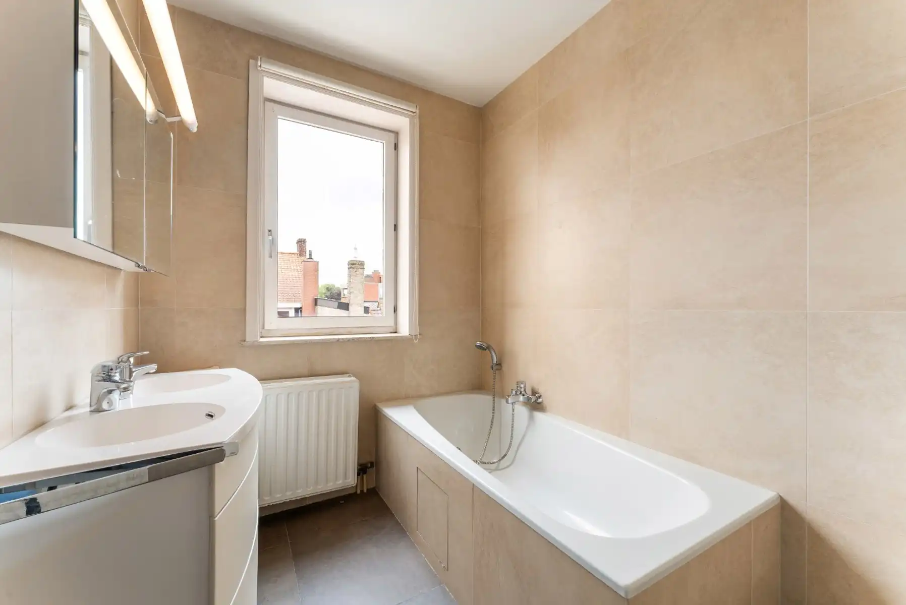 Ruim appartement met terras, lift en 3 slaapkamers in Izegem - bouwjaar 1978 - EPC-waarde 220.00 - Energielabel C - 119.00m² bewoonbare oppervlakte - 1 badkamer - 1 parkeerplaats foto 2