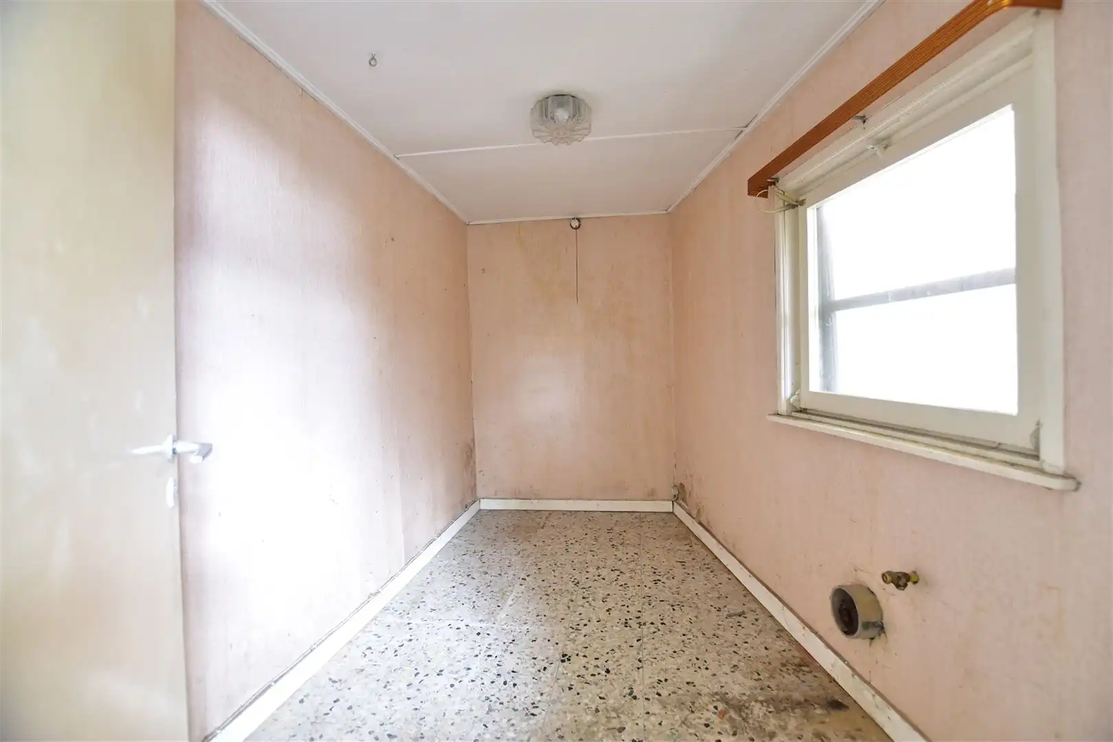 Te renoveren woning gelegen in het landelijke Moerzeke. foto 5