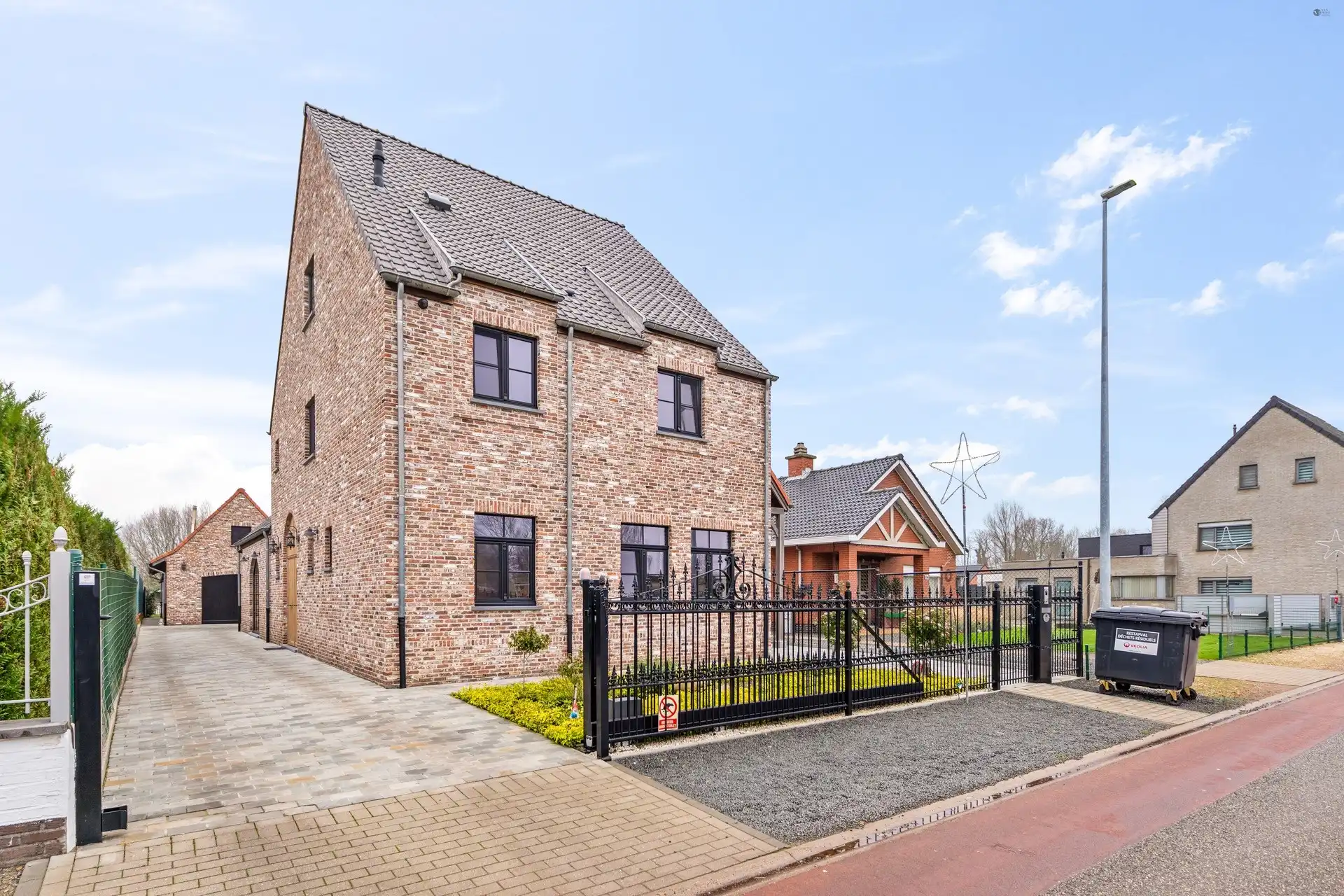 Villa bouwjaar 2022, 5 slaapkamers en mooi bijgebouw op 1.387m²  foto {{pictureIndex}}