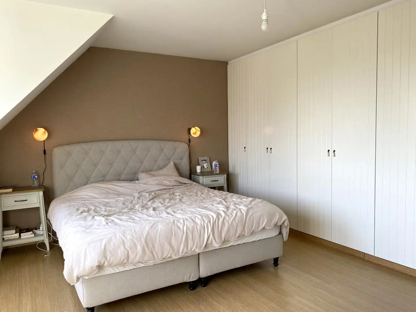 GEZELLIGE INSTAPKLARE RIJWONING MET 3 SLAAPKAMERS | TERRAS EN AUTOSTAANPLAATS foto 8