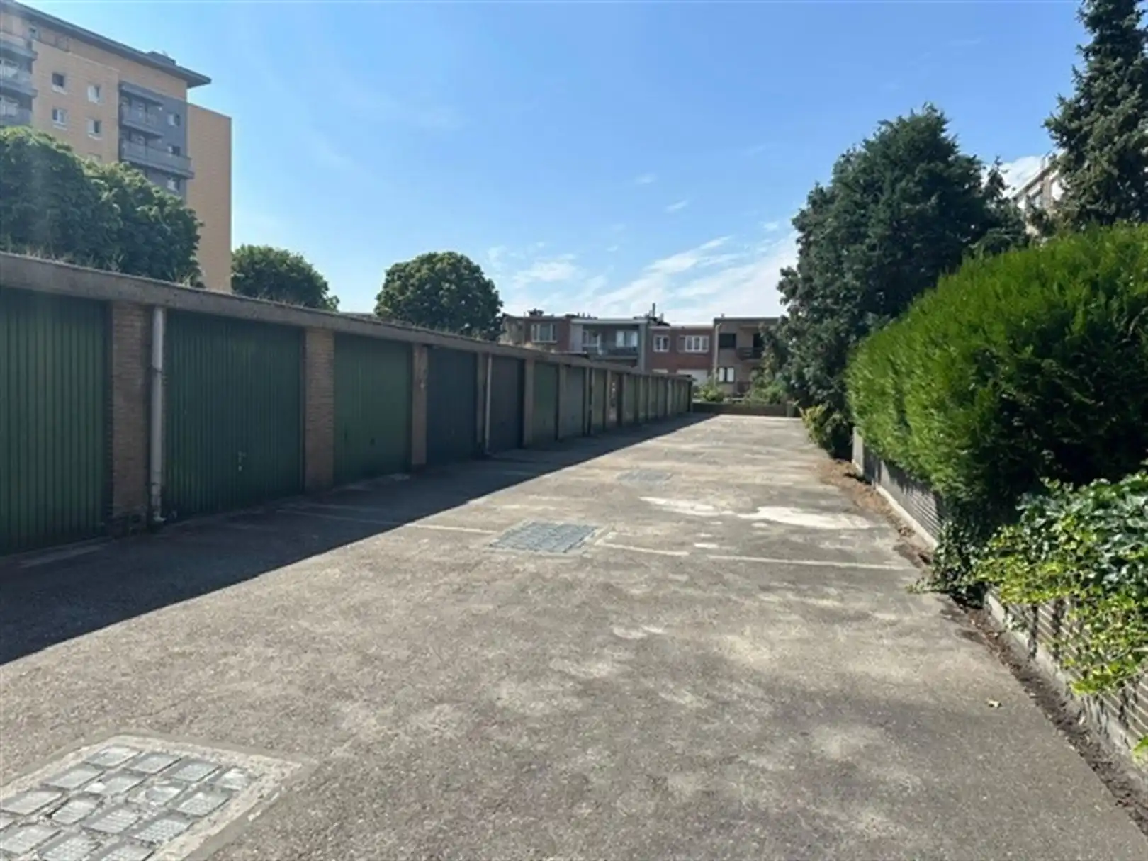 Achtergelegen garagebox met kantelpoort foto 3