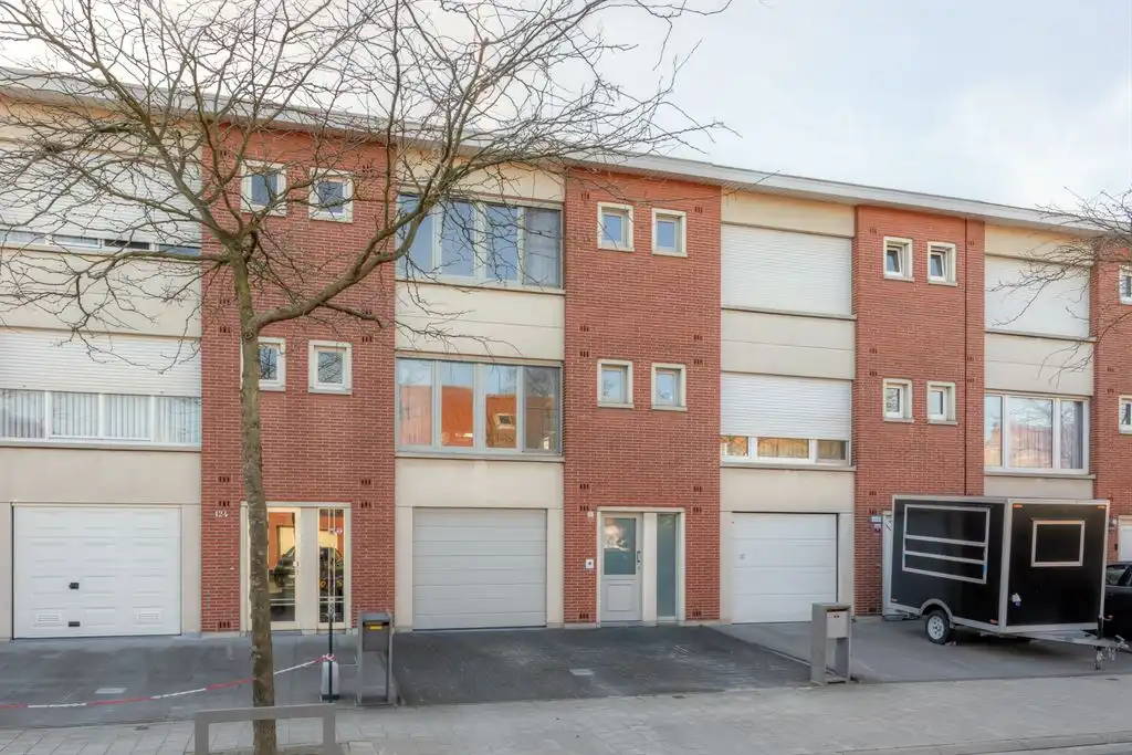 Bel-étage woning met oprit en  ruime tuin foto {{pictureIndex}}