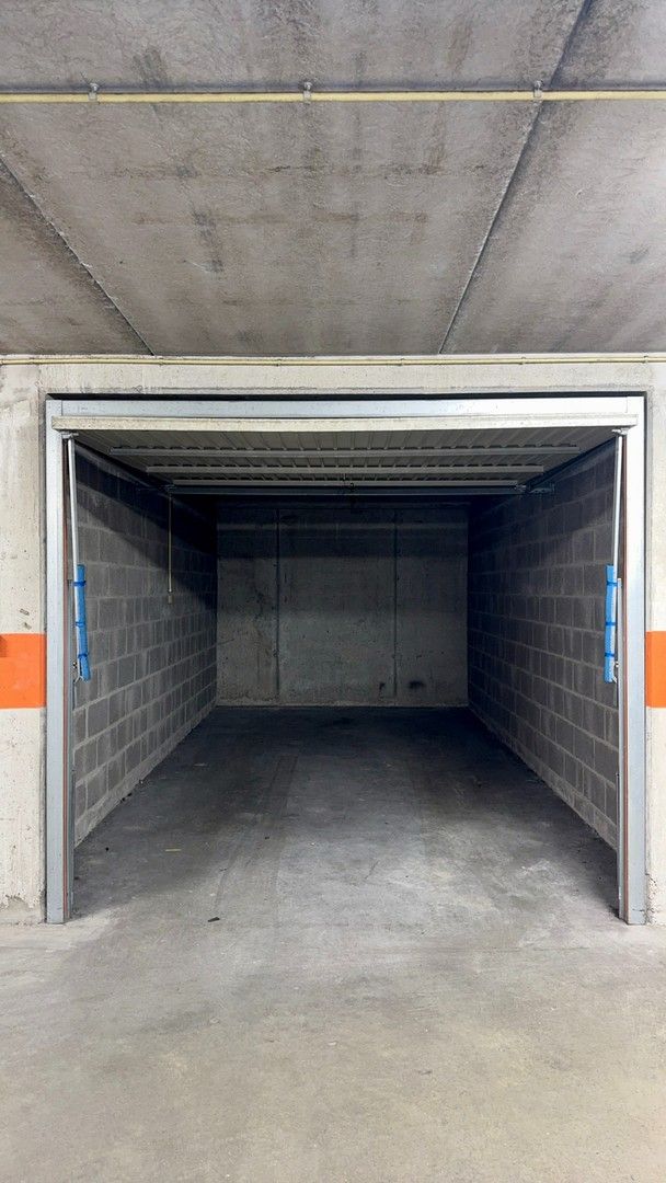 Garagebox te huur, goed gelegen in de Kustlaan nabij de winkels. foto 3