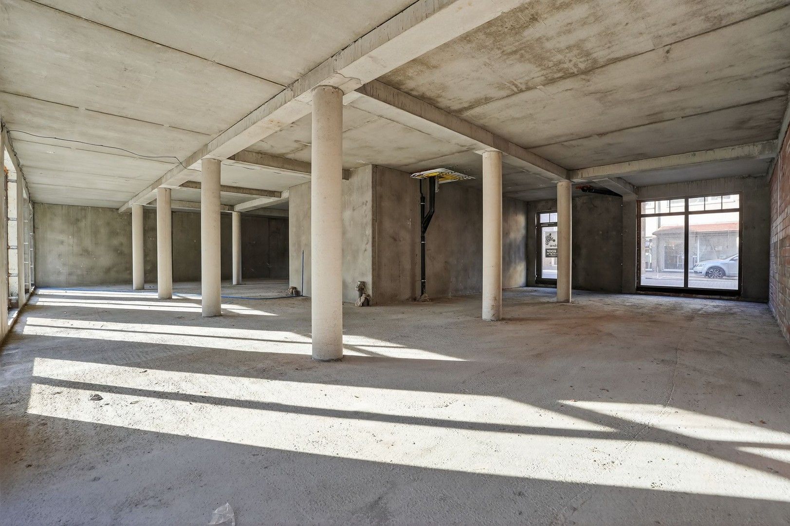 Casco handelsruimte met garage in het centrum van Oostrozebeke! foto 4