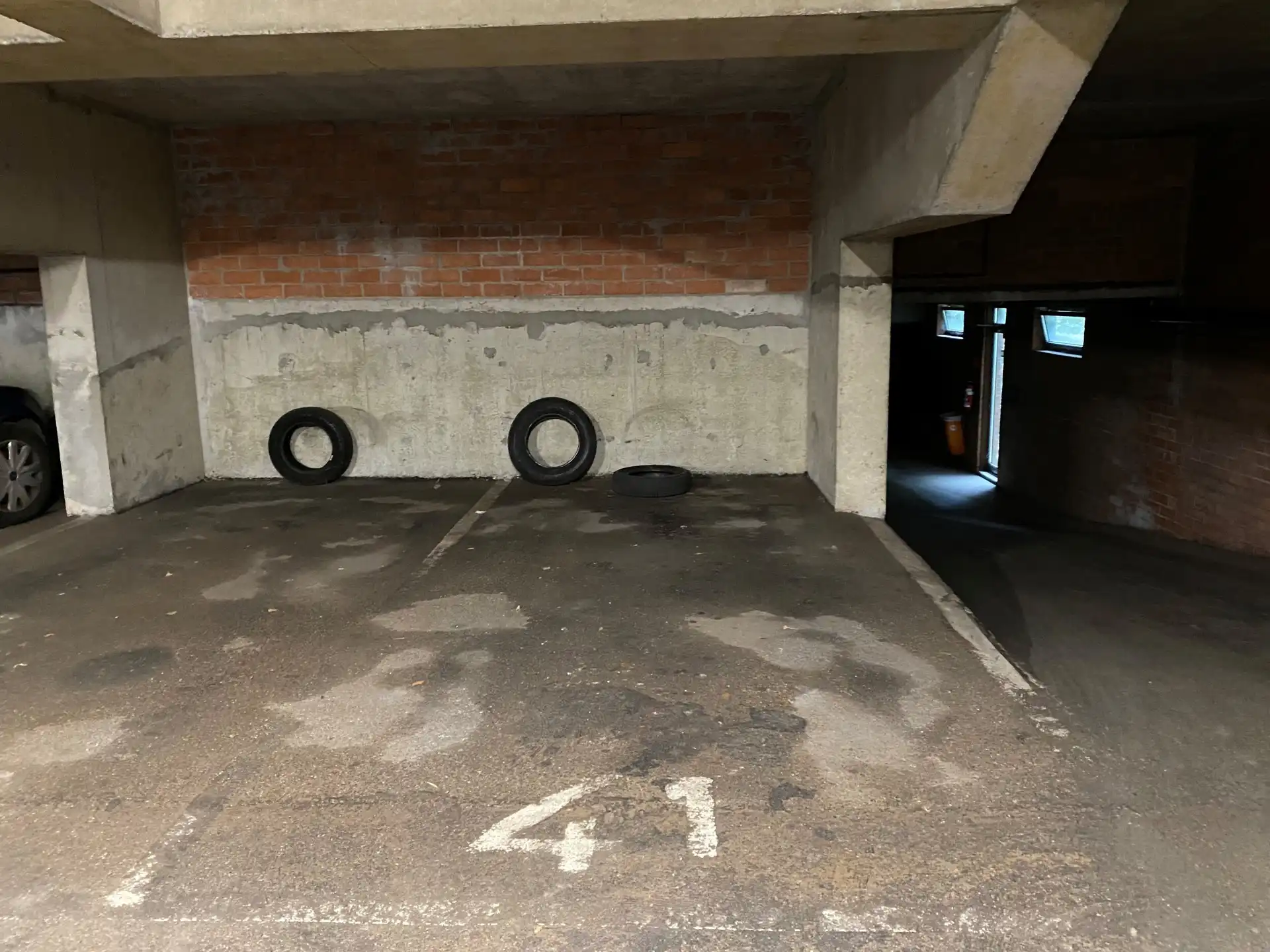 Parkeerplaats binnen nr 41 foto 3