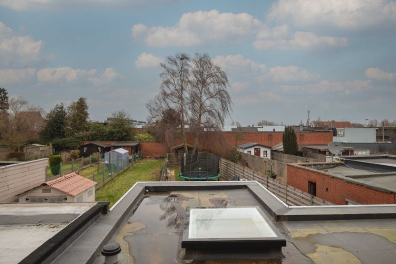 Roeselare-stadskern. Verder te renoveren RUIME WONING met 3 slaapkamers en diepe tuin. foto 12