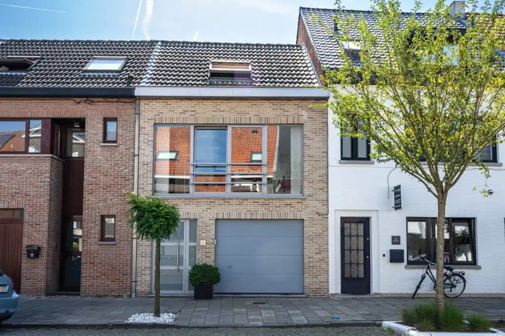 Instapklare bel-etage met 3 slaapkamers en zonnige tuin in hartje Eeklo foto 2