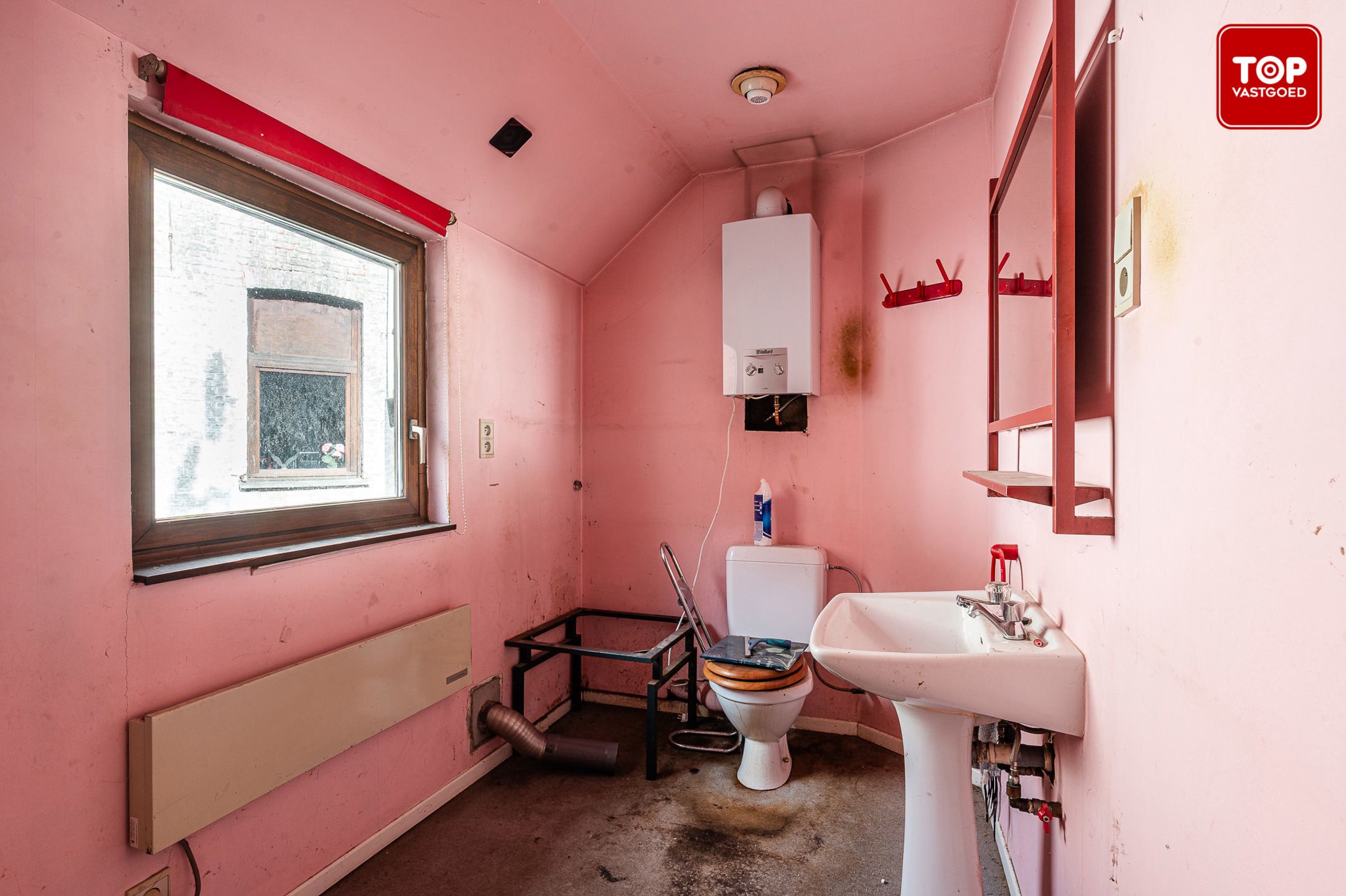 Totaal te renoveren woning op gunstige locatie. foto 10