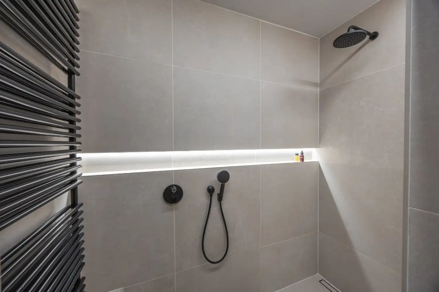 Gerenoveerd twee slaapkamer appartement met open zicht foto 17