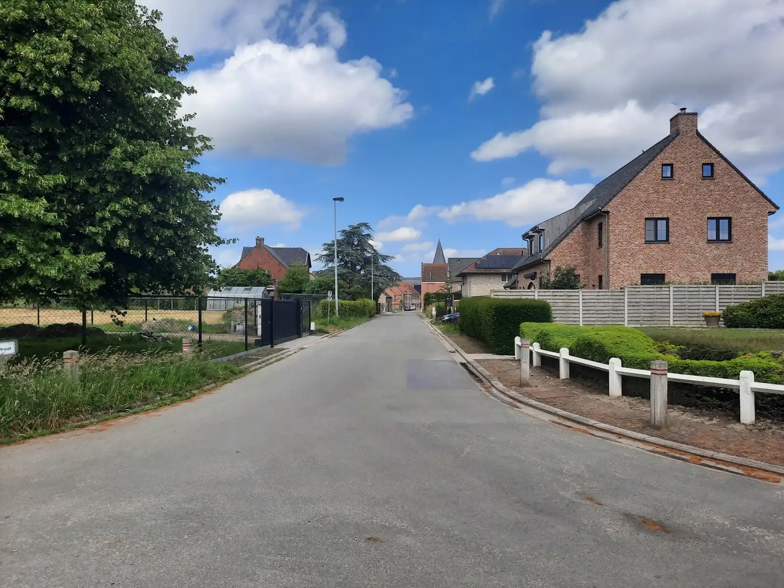 Ruim villaperceel foto 7