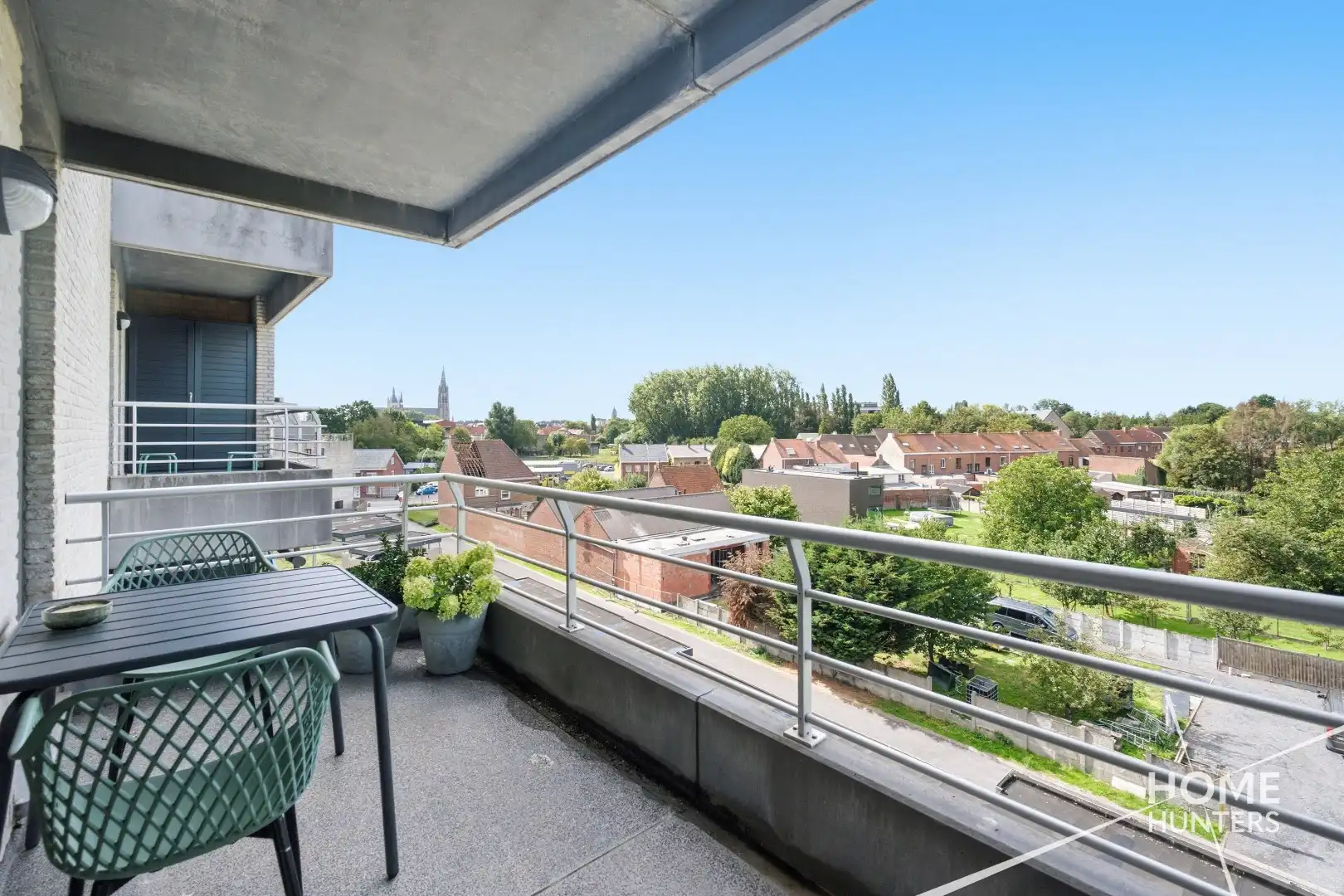 Ruim appartement met twee slaapkamers, een vernieuwde badkamer en 2 unieke terrassen.  foto 23