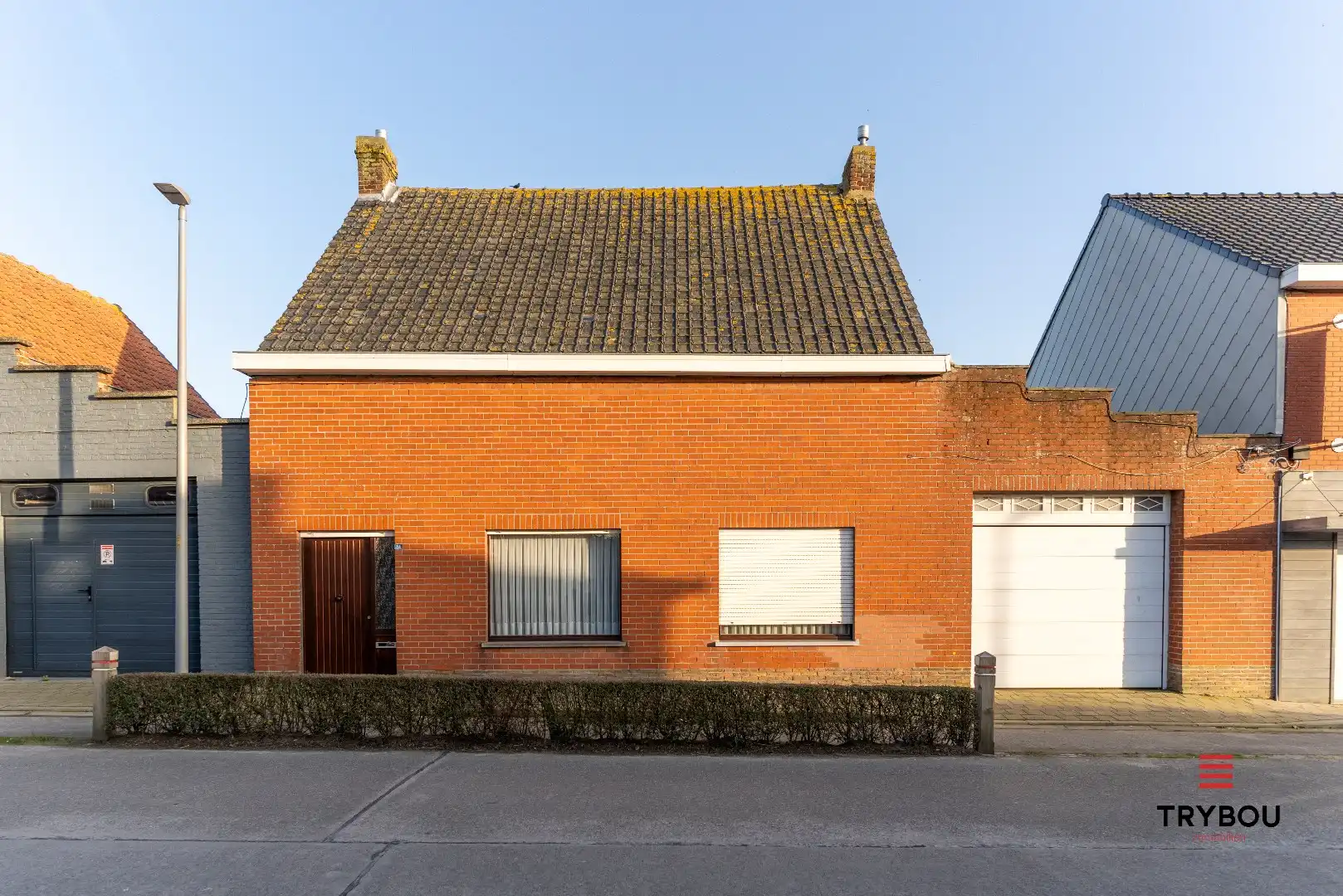 Hoofdfoto van de publicatie: Te renoveren woning met garage en diepe tuin