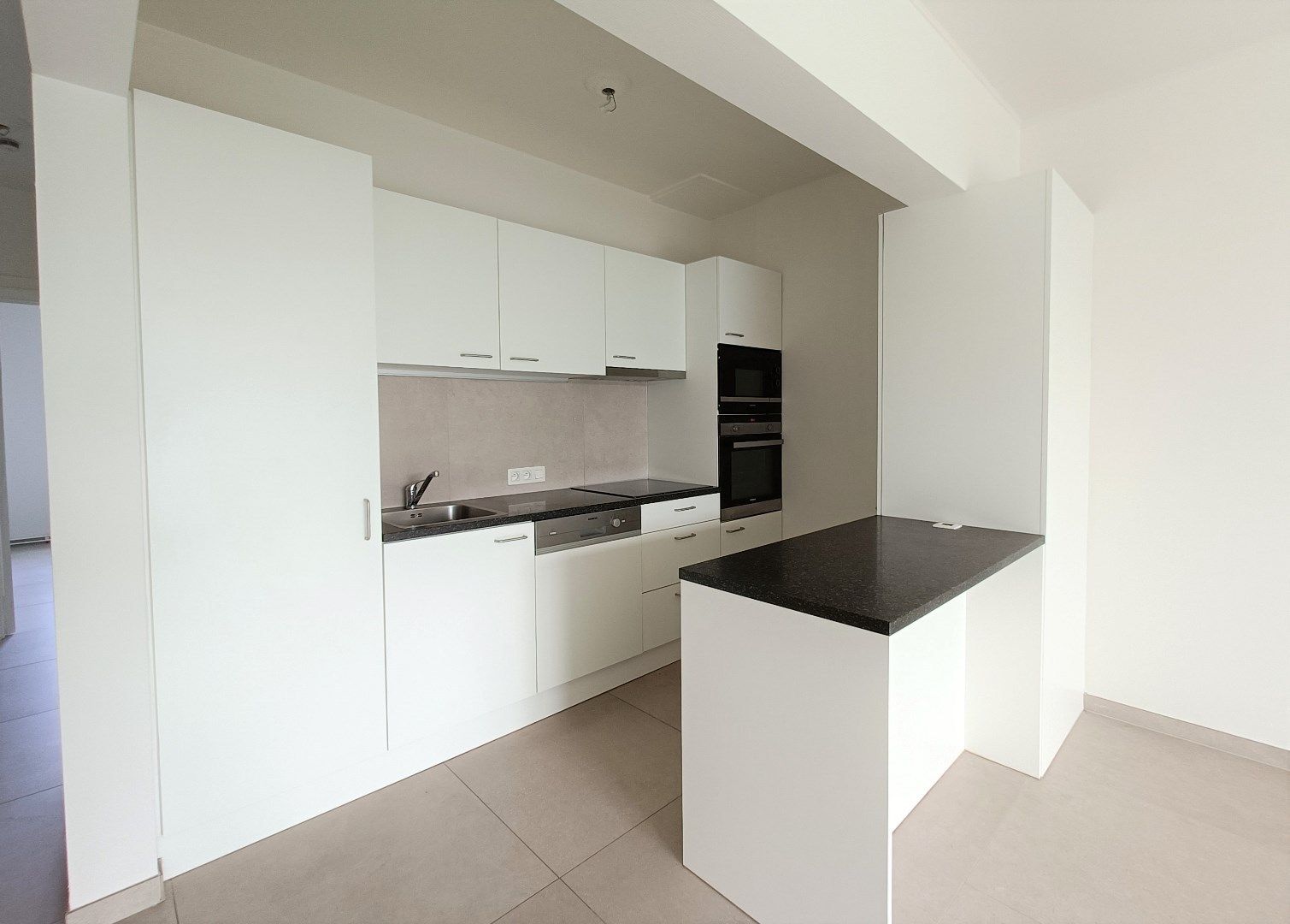 VOLLEDIG VERNIEUWD APPARTMENT IN HET CENTRUM foto 2