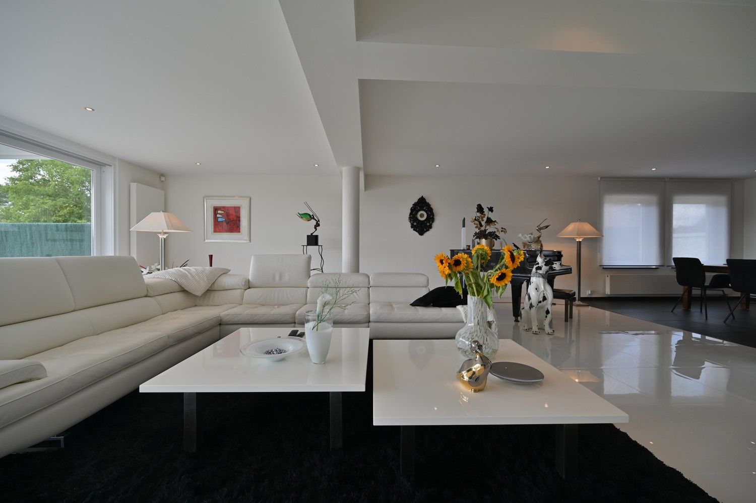Ruime woning met zwembad en royaal poolhouse, op rustige locatie in Rekem, direct grenzend aan velden foto {{pictureIndex}}