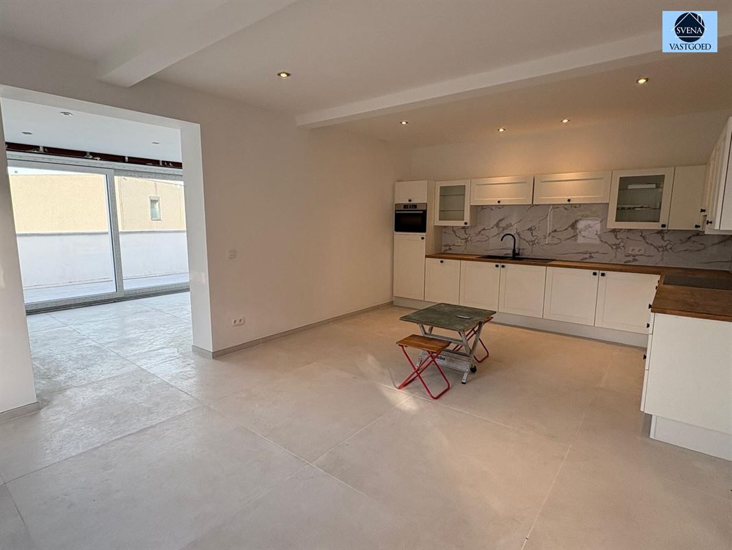 ZEER RUIME WONING MET 4 SLAAPKAMERS EN 2 GARAGES foto 2