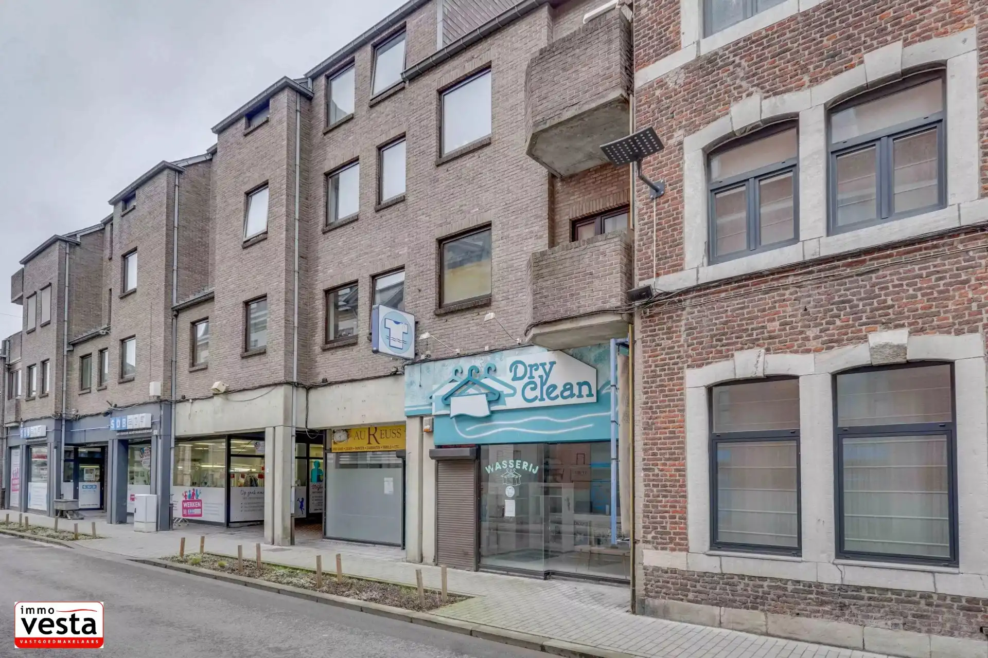 Instapklaar appartement nabij het (commercieel) centrum van de stad. foto 19